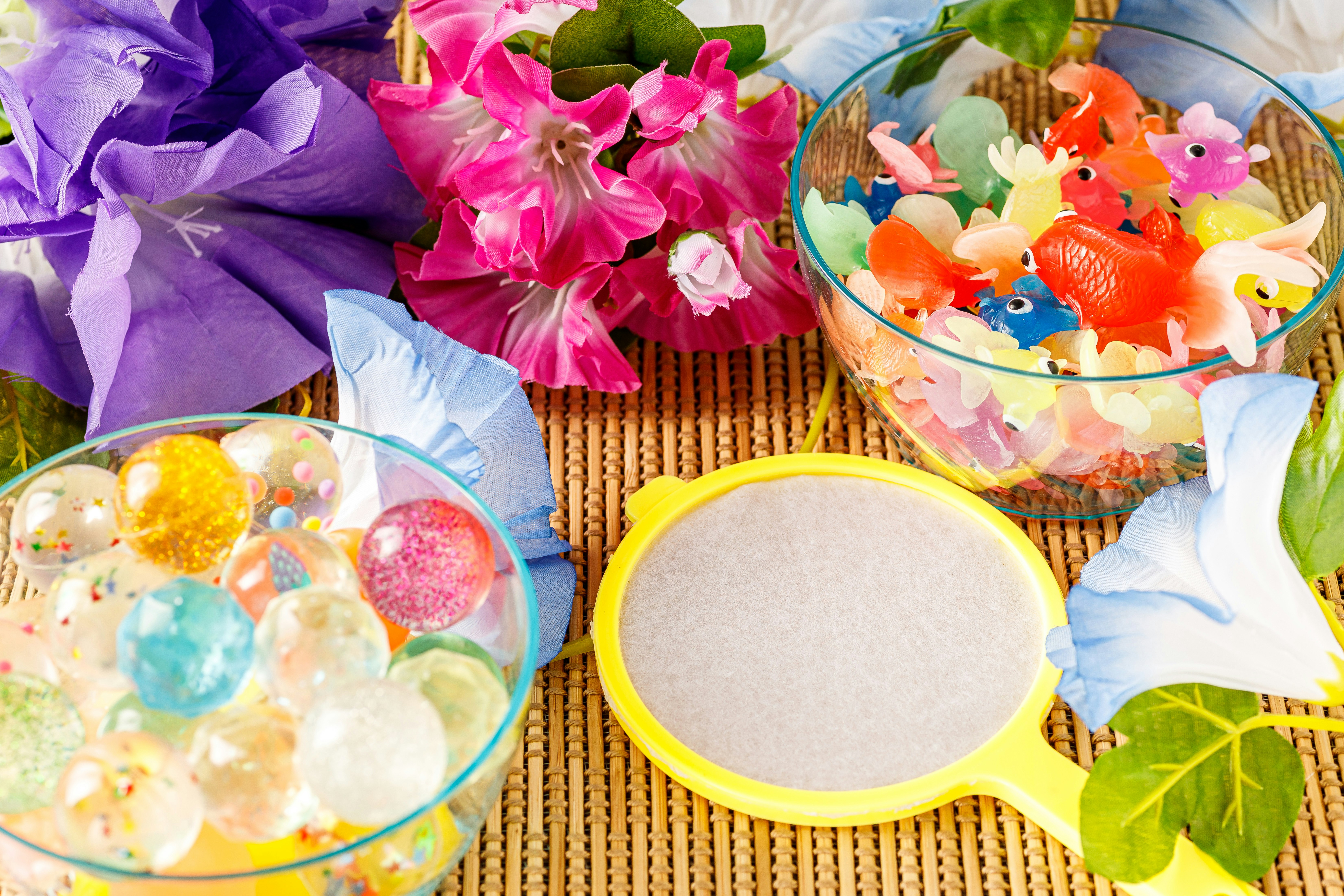 金魚すくいの水槽と朝顔の花飾りのある夏休みの遊び道具一式