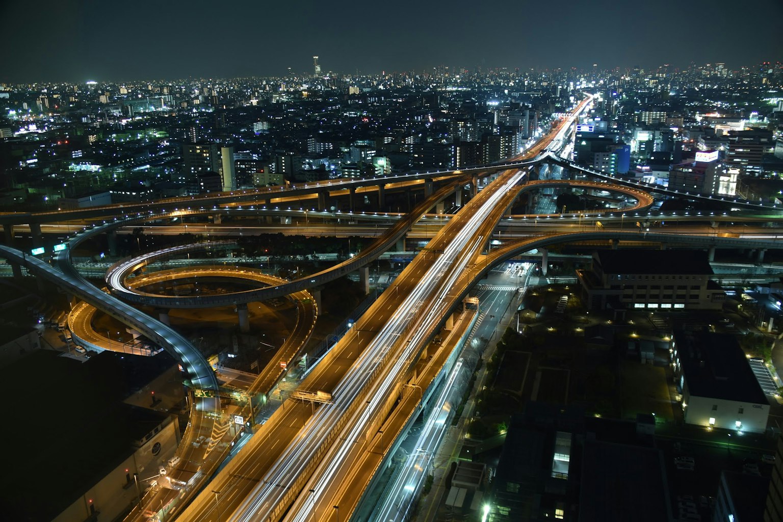 복잡한 고속도로 교차로가 있는 야경
