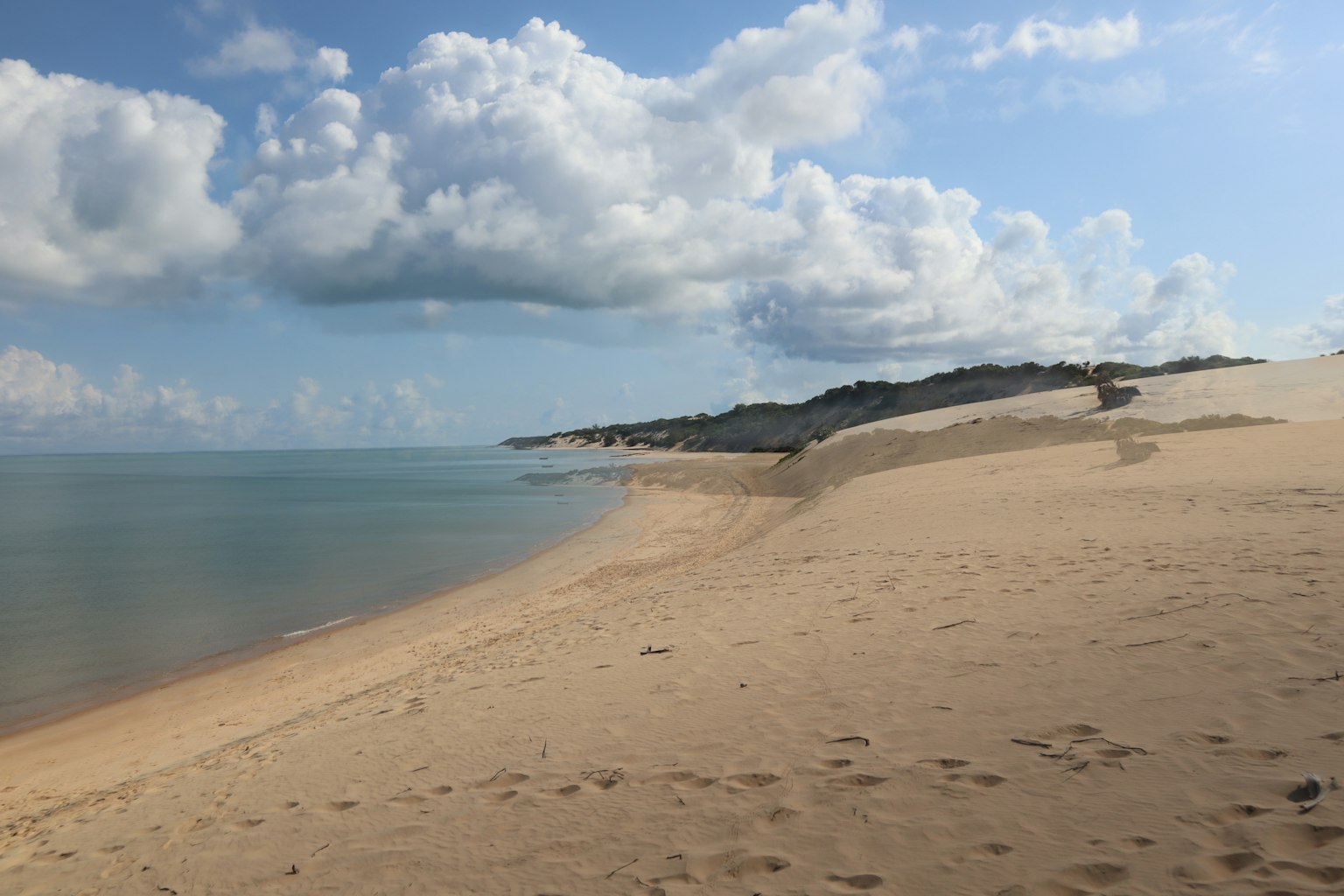 ทิวทัศน์ชายหาดที่สวยงามท้องฟ้าสีฟ้าและเมฆสีขาวชายหาดทรายและน้ำสงบ