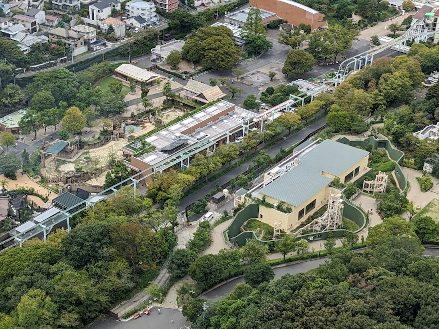 Vista aerea di uno zoo con vegetazione lussureggiante e edifici