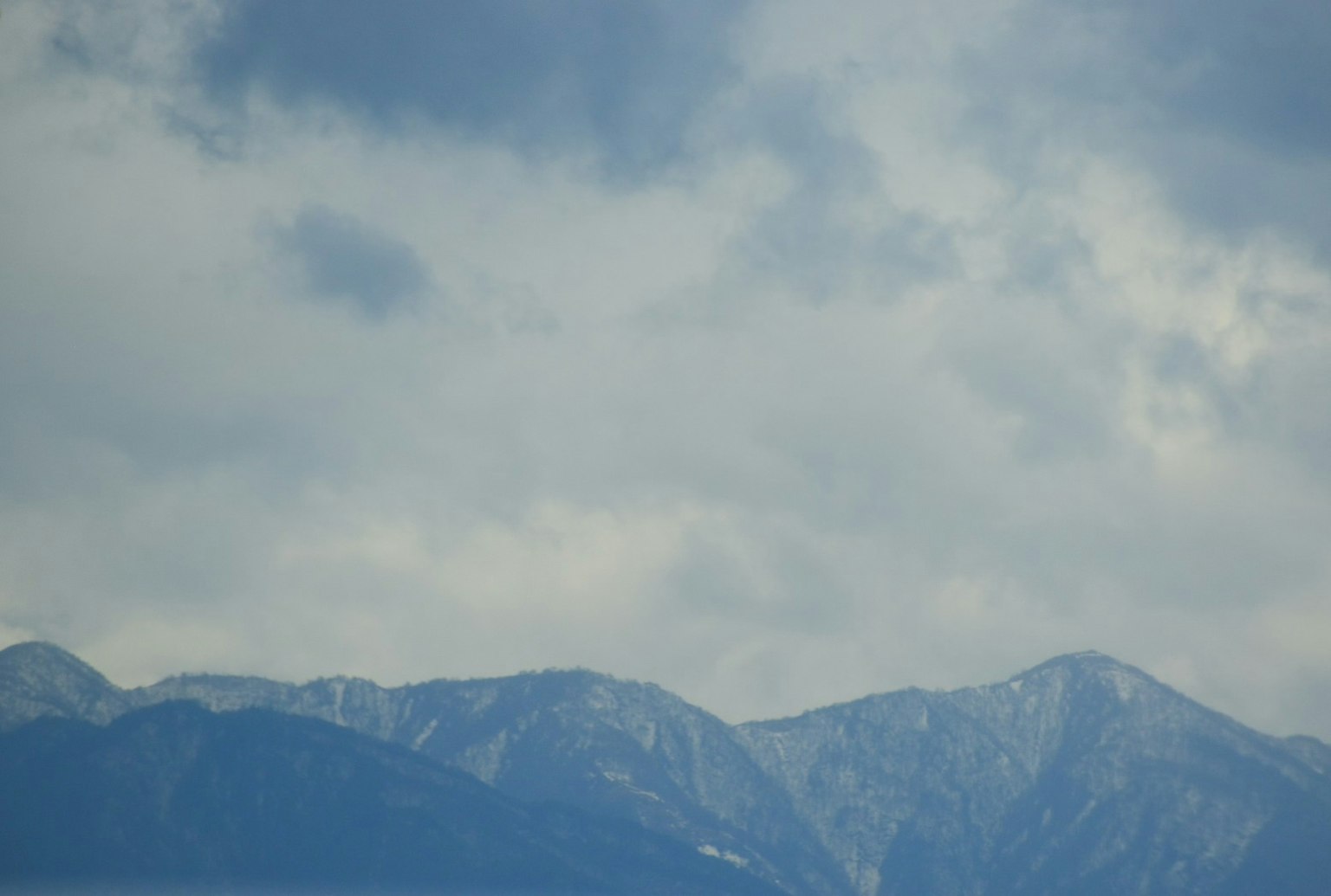 云层覆盖下的雪山
