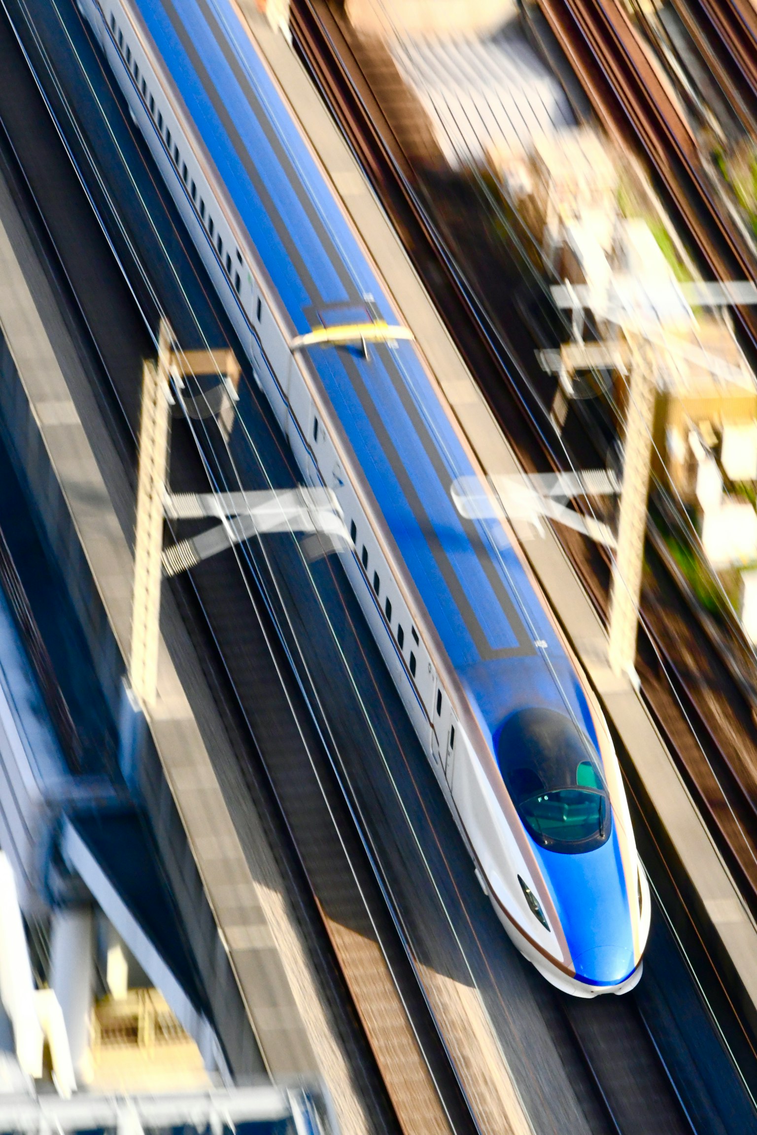 新干线从空中视角快速行驶