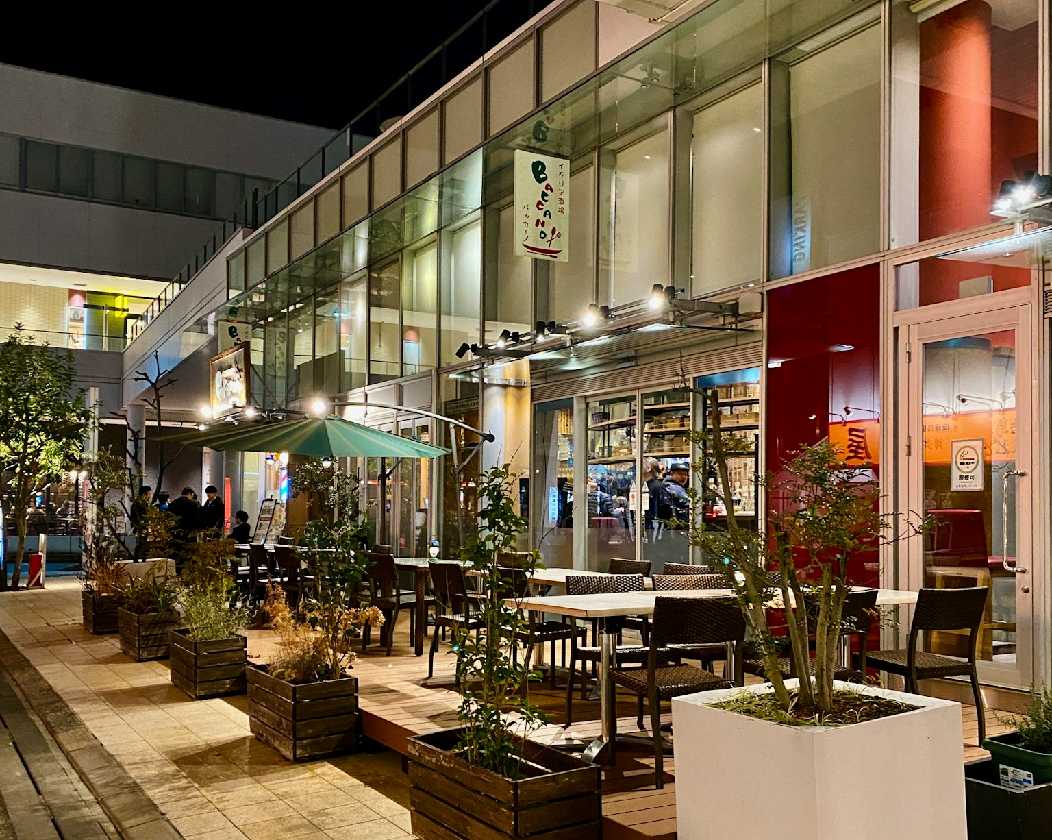 夜間餐廳外觀現代設計戶外座位植物排列