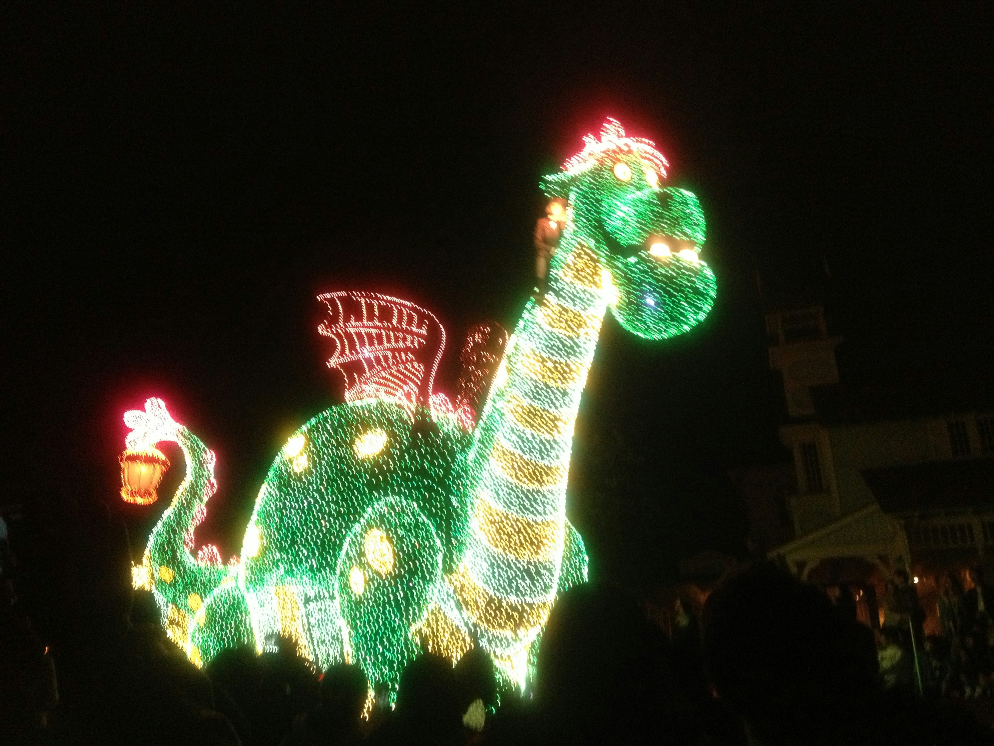illumination nocturne d’un grand dinosaure lumineux