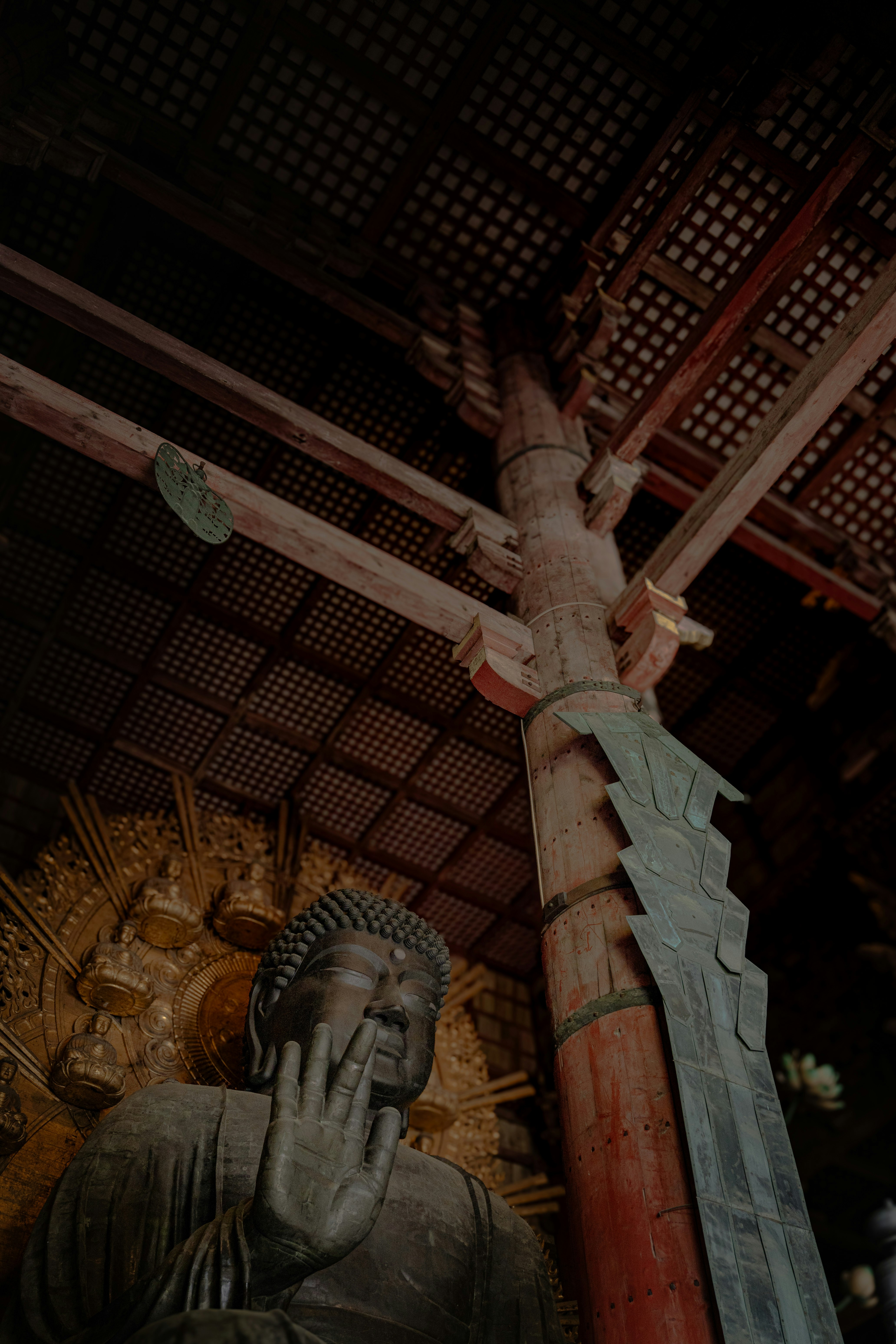 寺院の巨大な仏像と荘厳な天井の内部