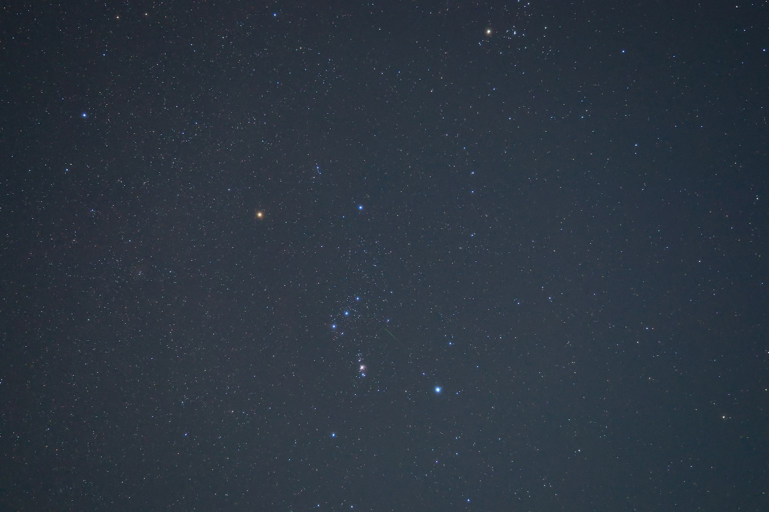 布滿閃亮星星的夜空