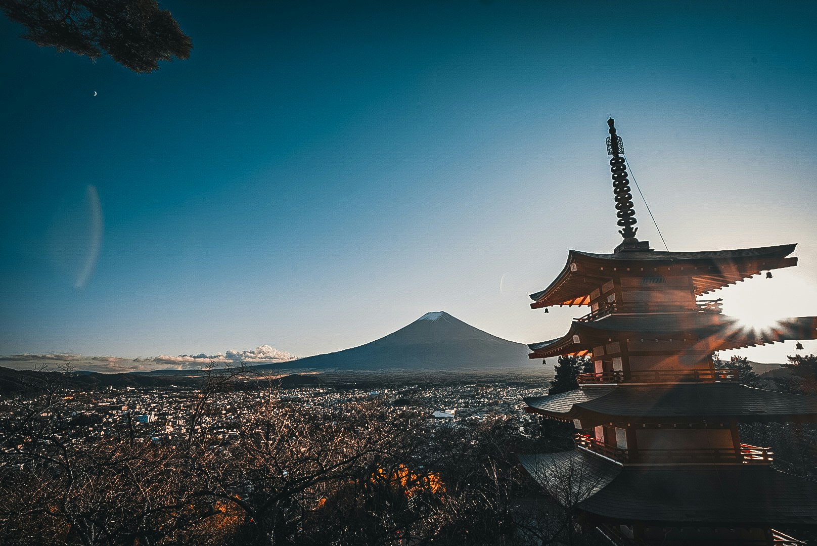 vue au coucher du soleil d’une pagode avec le mont Fuji au loin