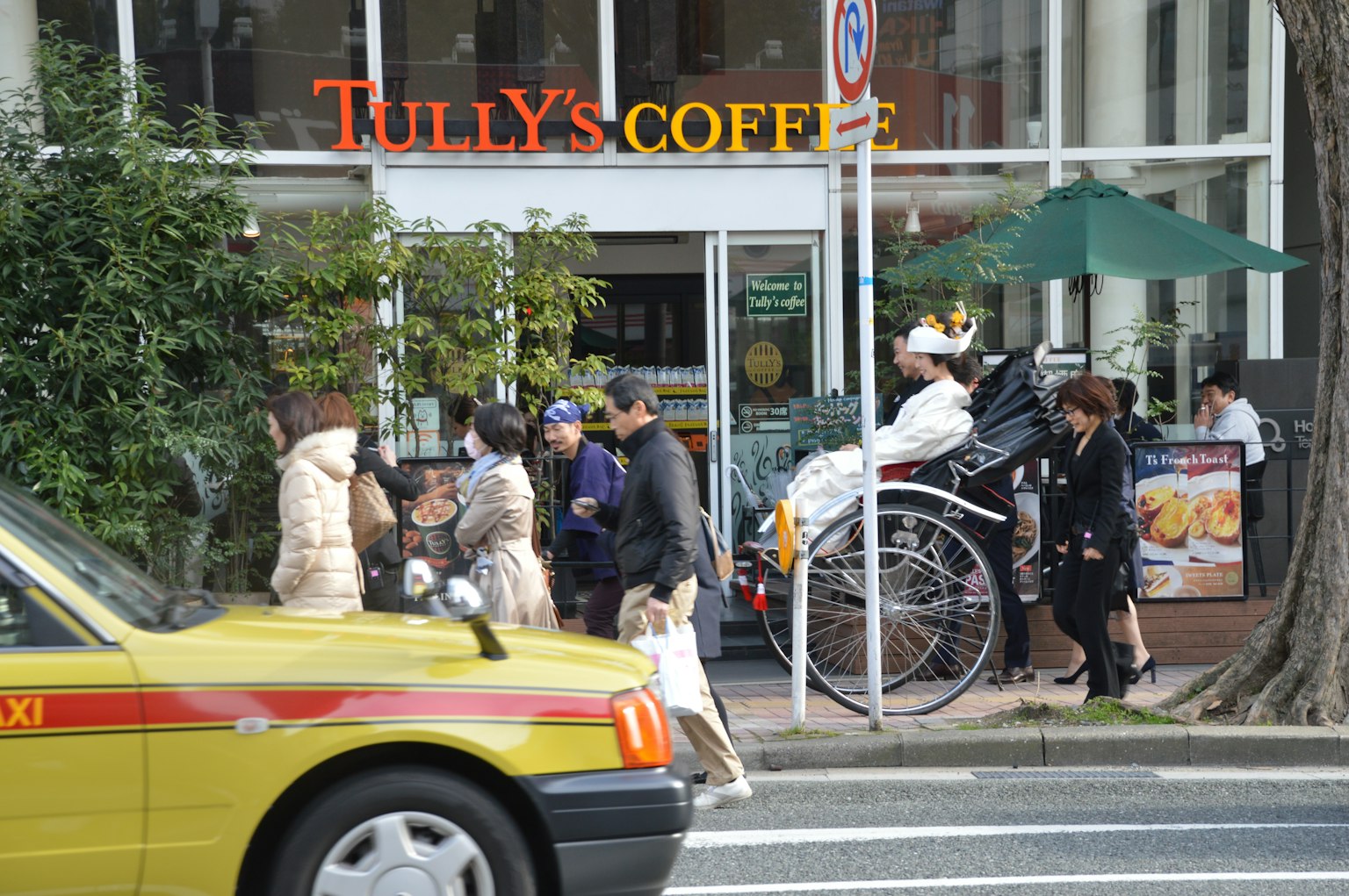 Szene von Menschen vor Tully's Coffee mit einer Rikscha