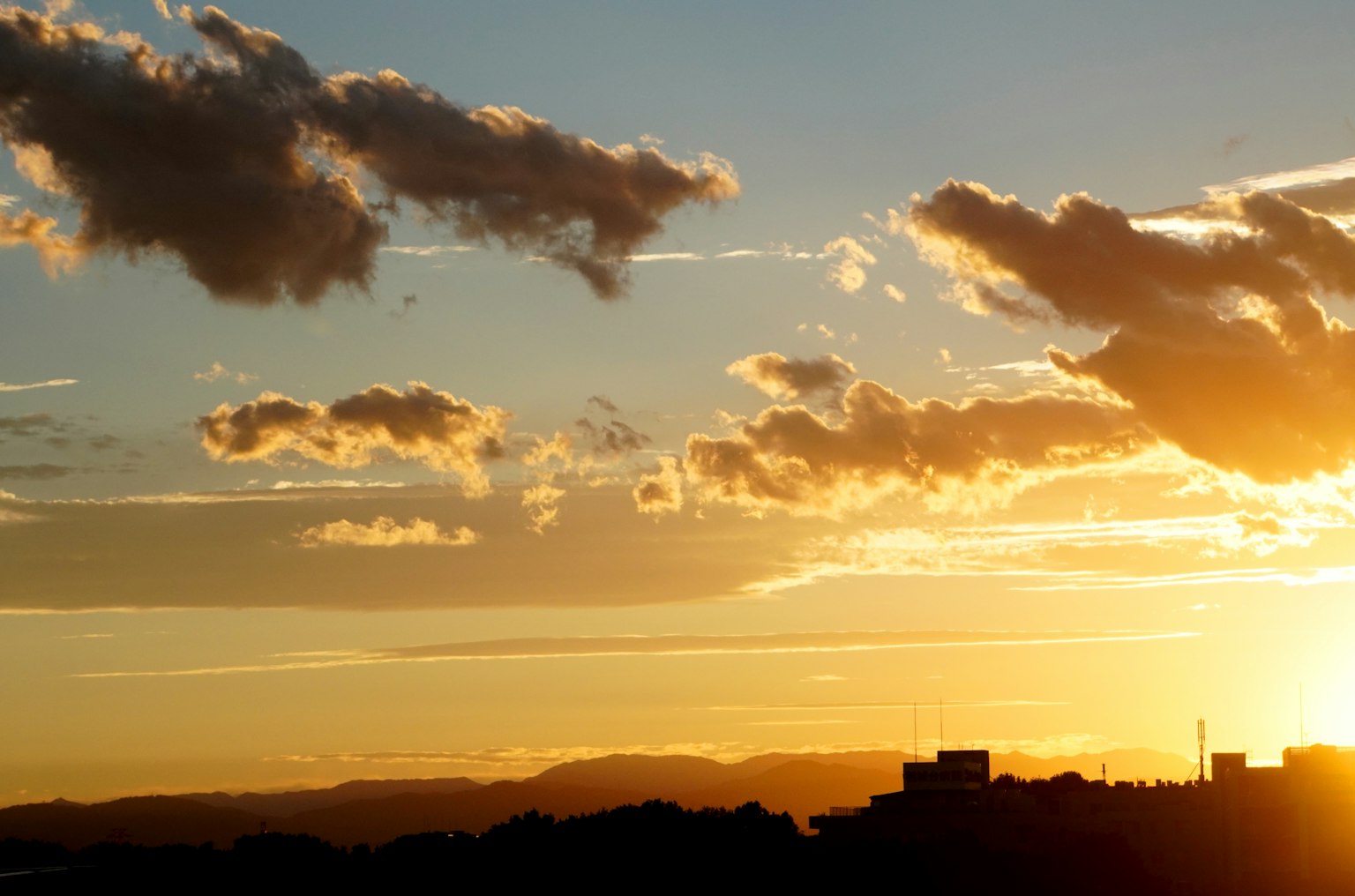 Paesaggio al tramonto con nuvole in silhouette