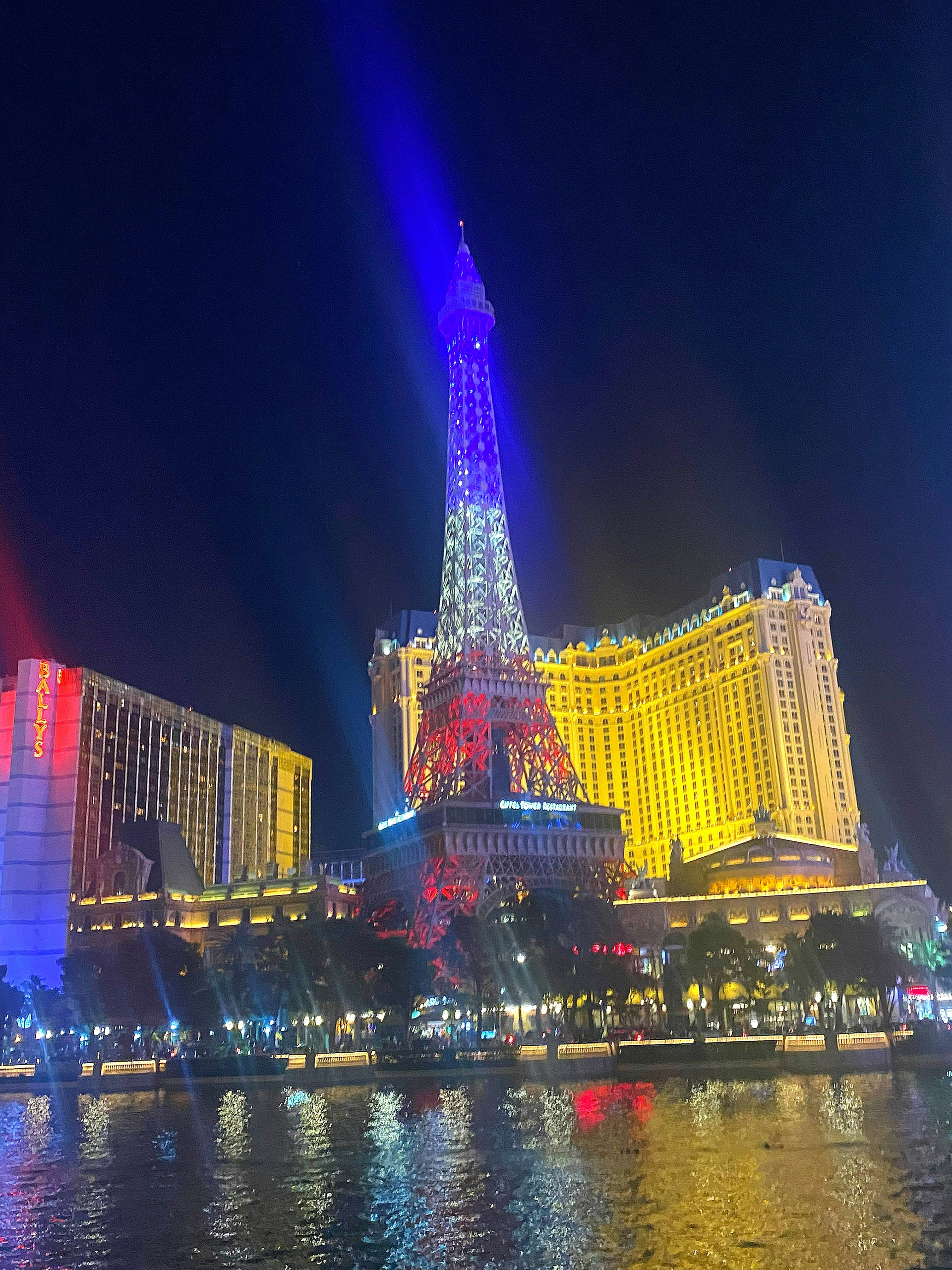 霓虹燈點亮的拉斯維加斯大道與燈火通明的高層飯店夜景