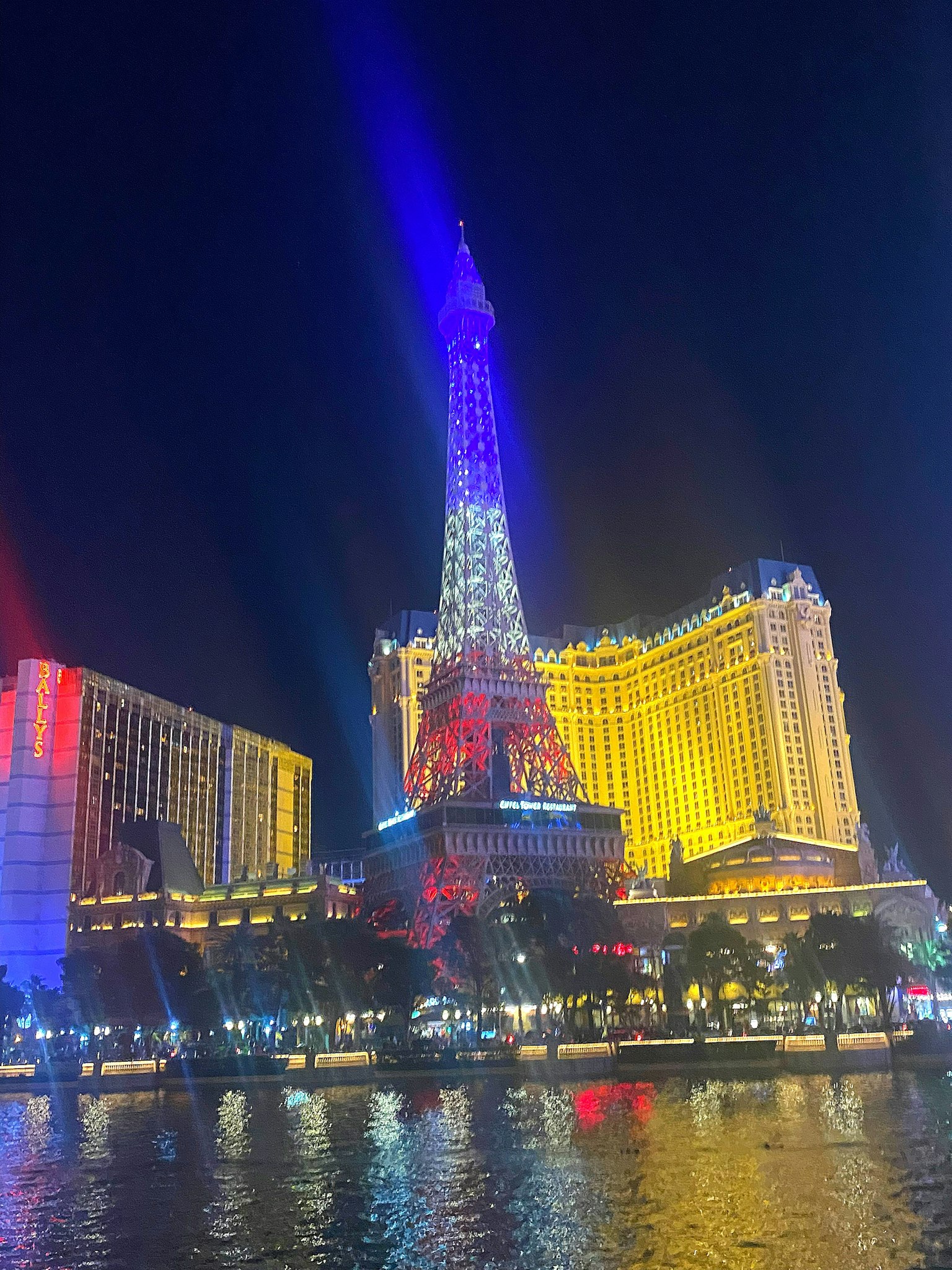 Vue nocturne de la réplique de la tour Eiffel à Las Vegas illuminée de lumières colorées