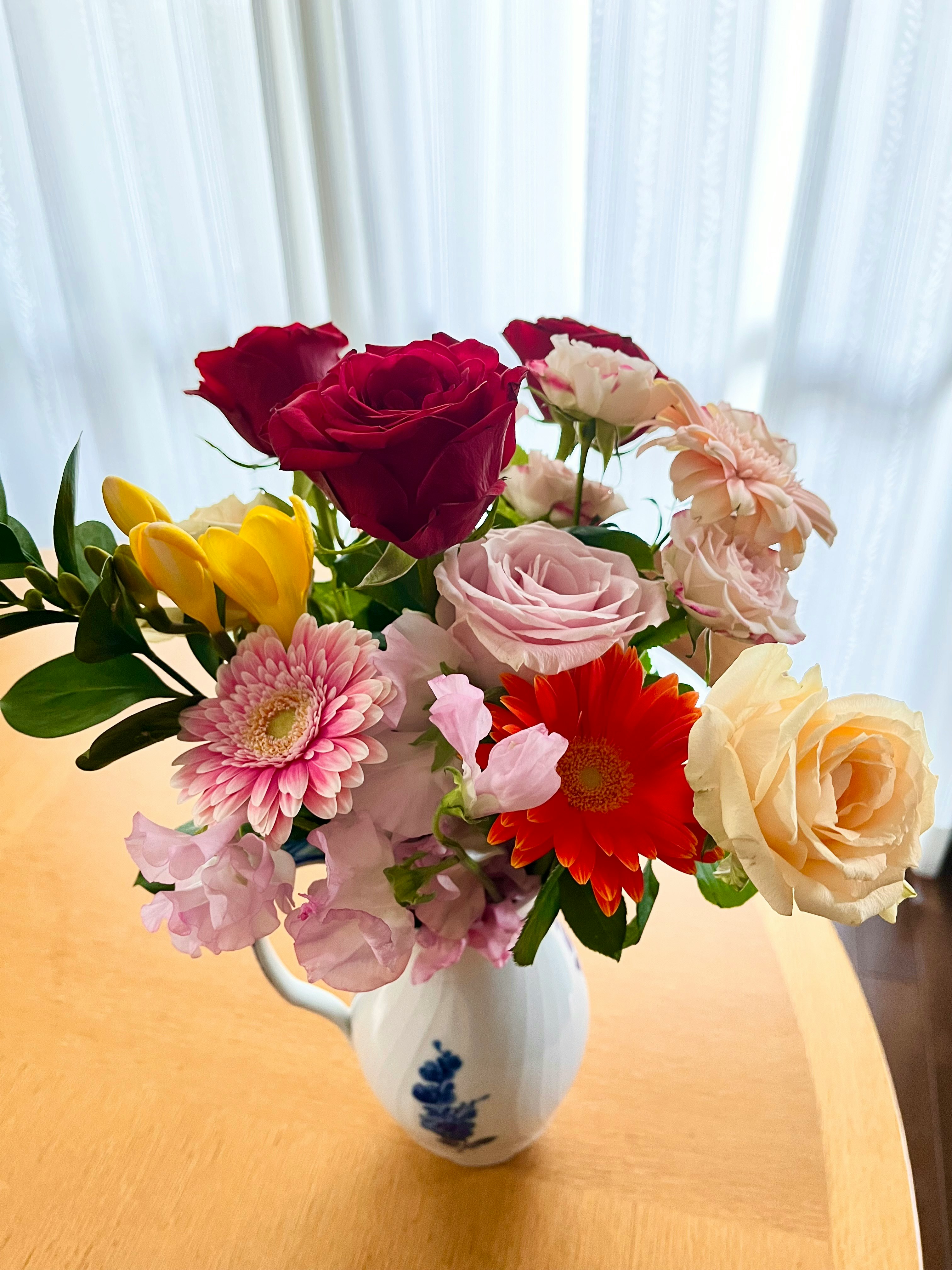 春の花束を花瓶に生けた入学・卒業の雰囲気