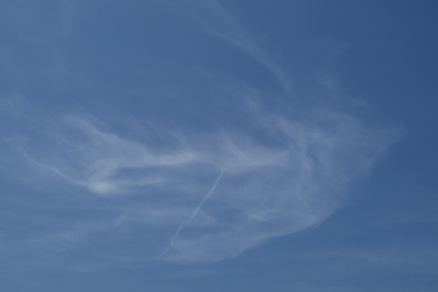 Fließende Wolken vor einem klaren blauen Himmel