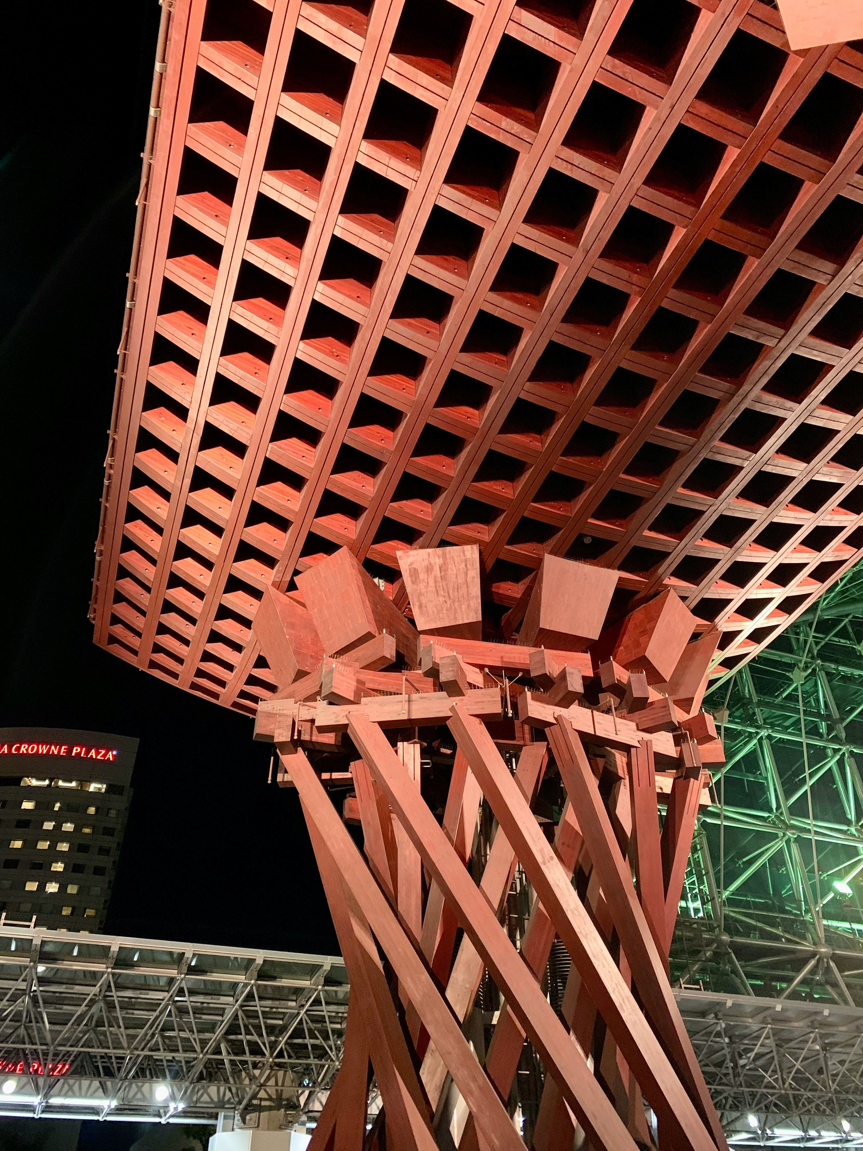 vista en contrapicado de una gran estructura arquitectónica de celosía roja