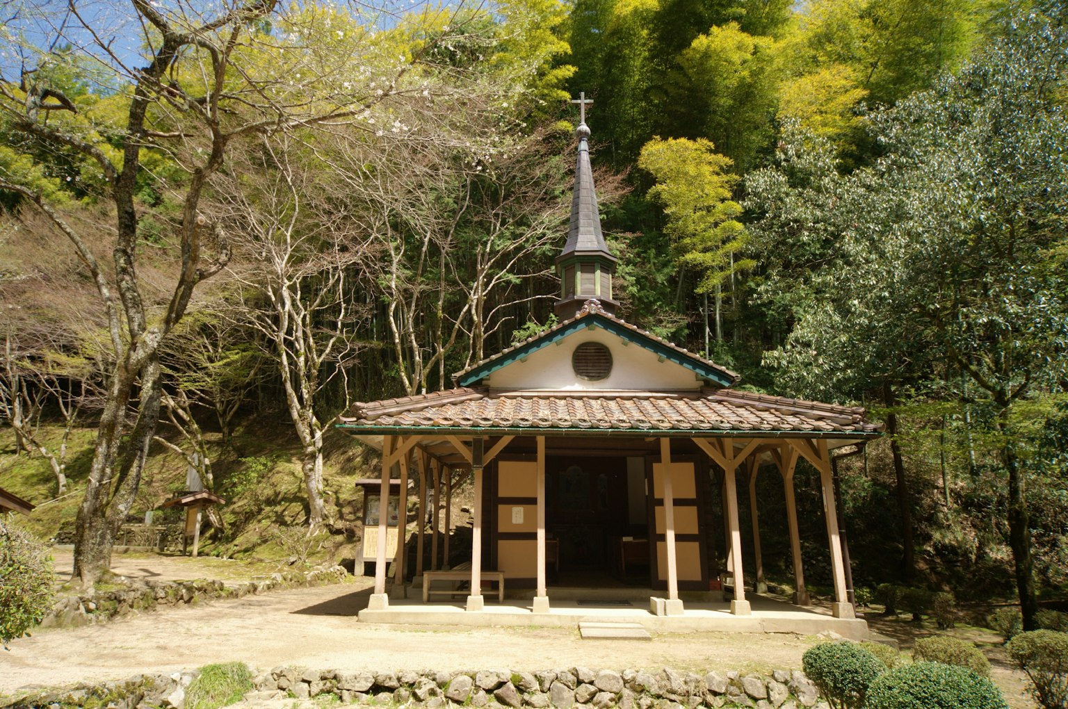Pequeña iglesia rodeada de hermosa naturaleza