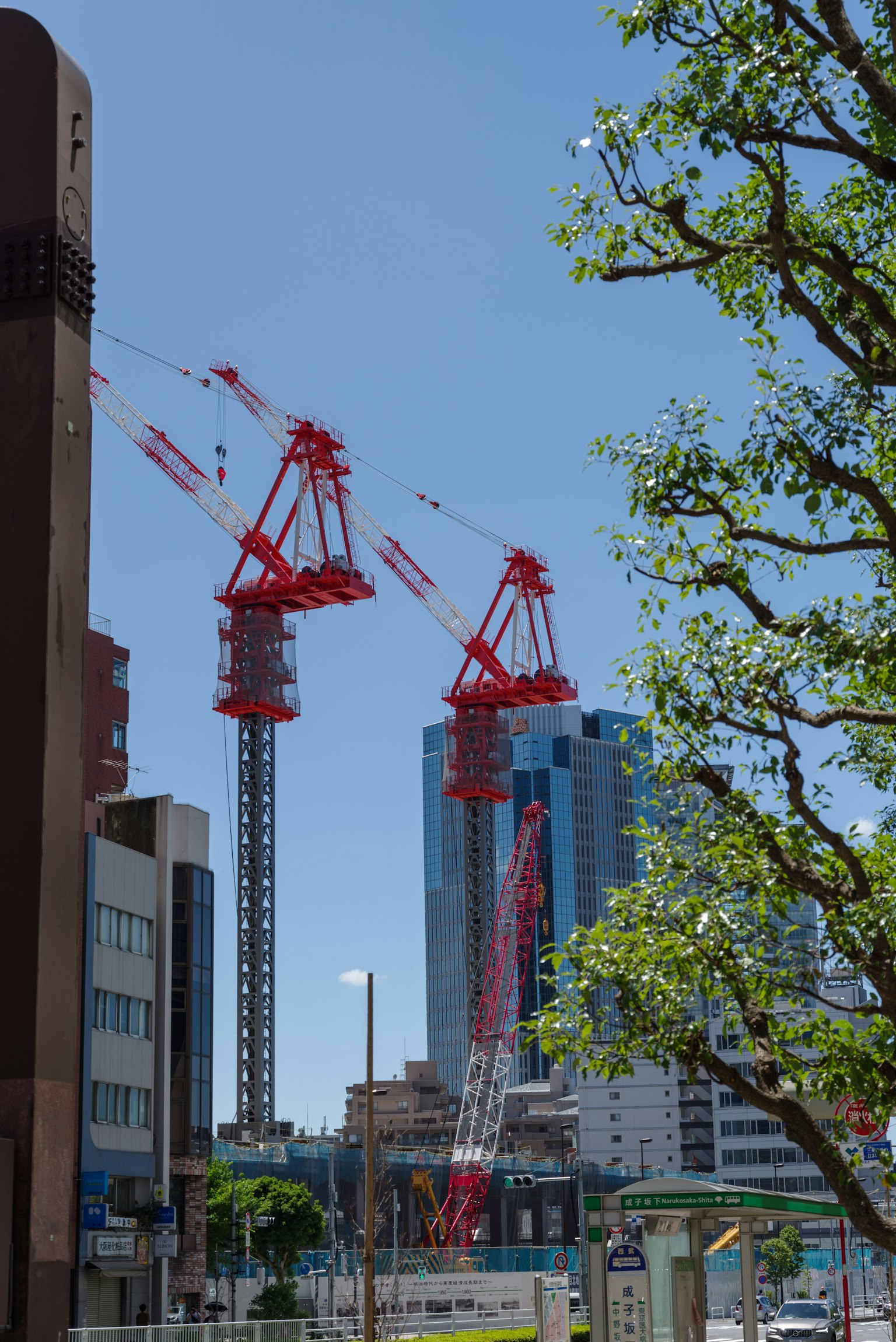 藍天下的紅色起重機和建築工地