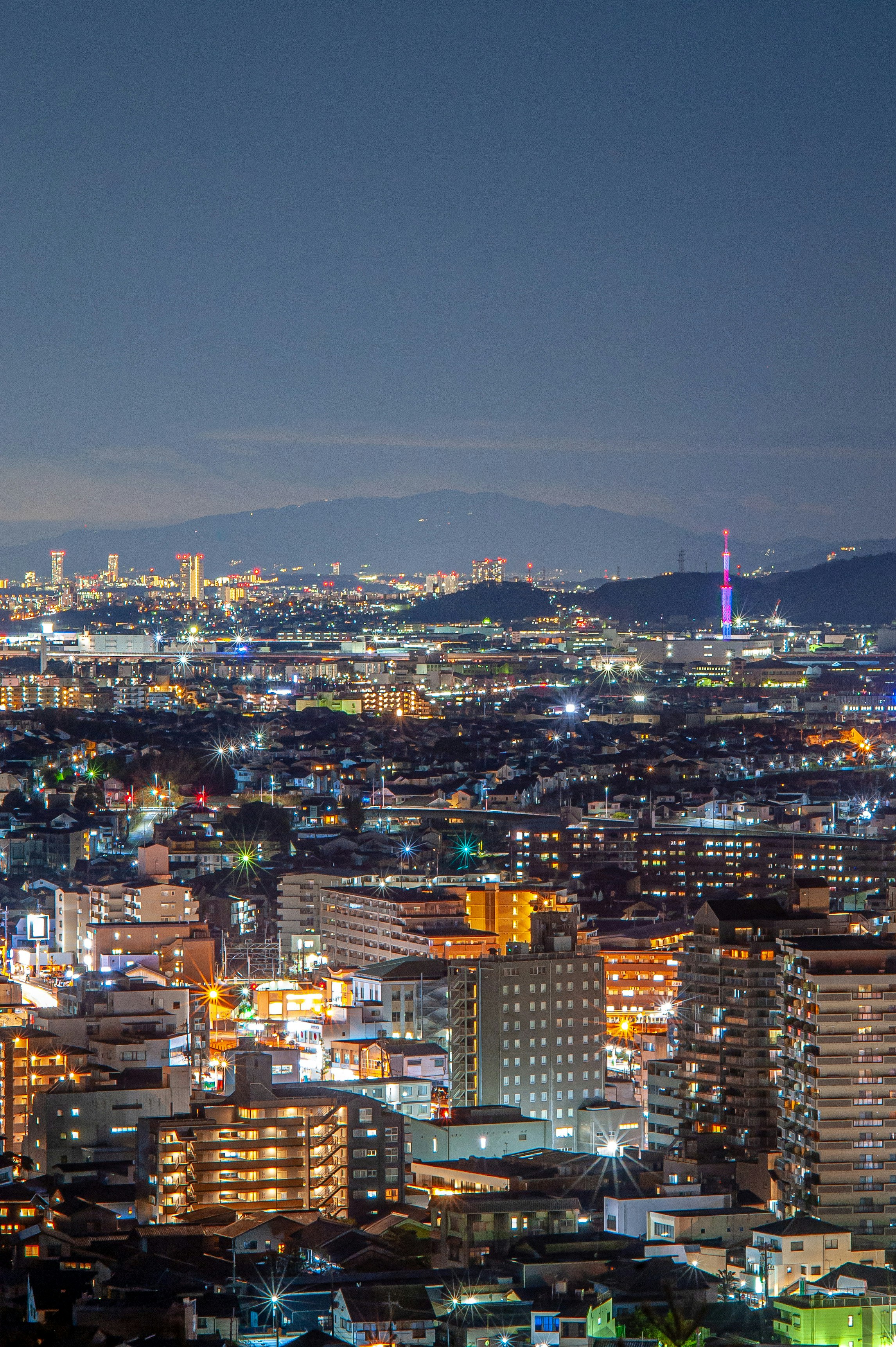 京都夜景，城市燈光與遠處山脈