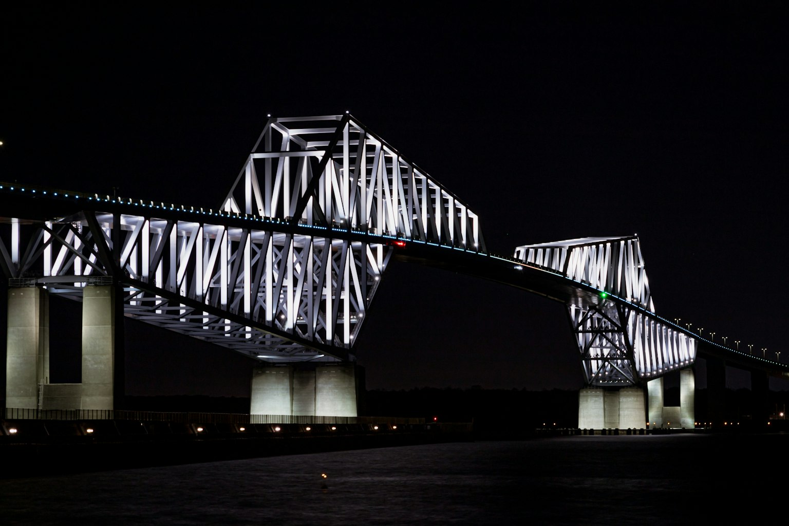 Structure de pont en acier illuminée la nuit
