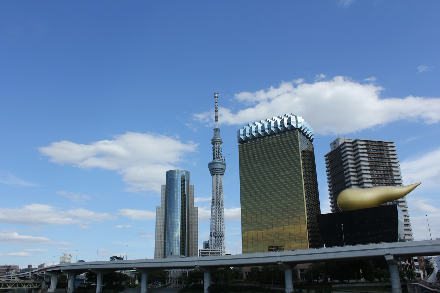 Tokyo Skytree y rascacielos circundantes bajo un cielo despejado