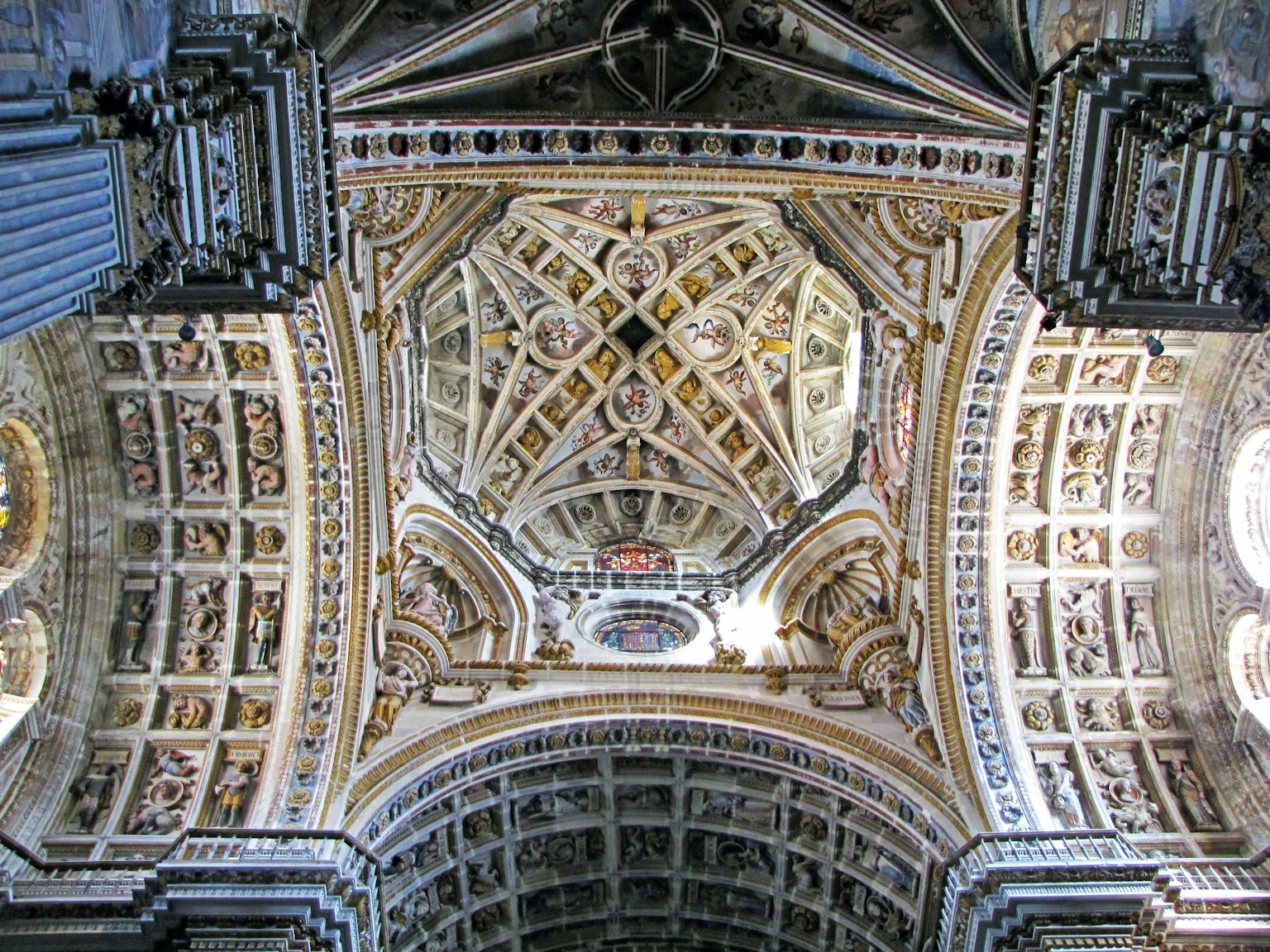 Interior gereja yang menampilkan langit-langit yang didekorasi dengan indah