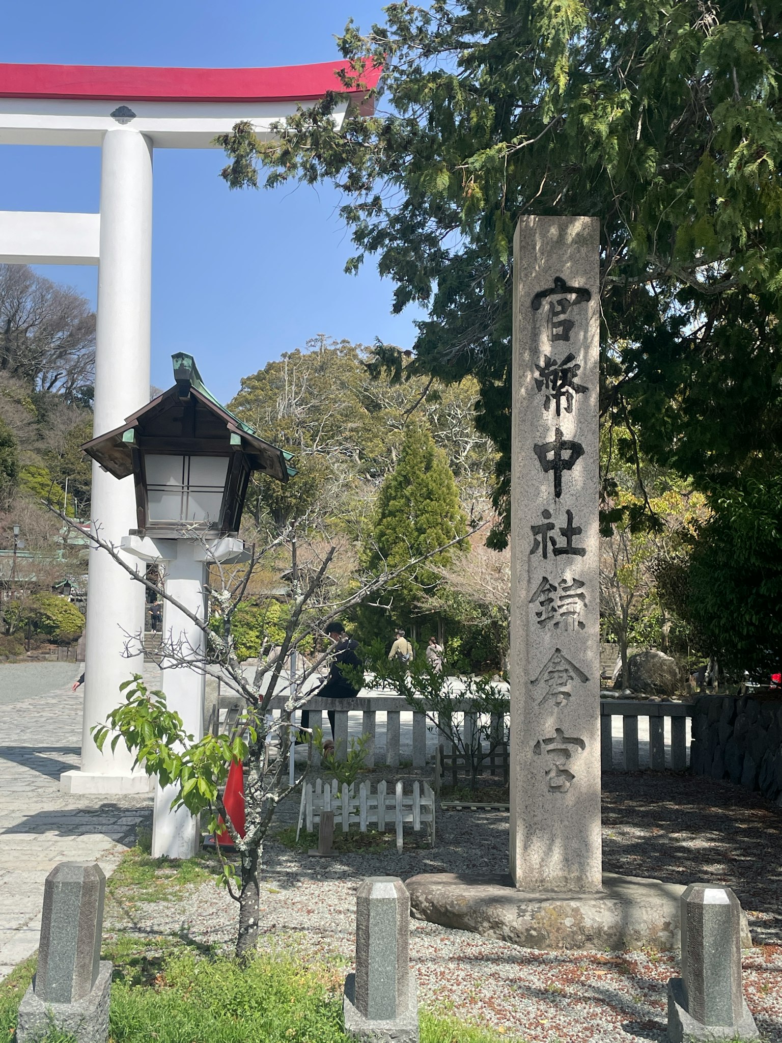Vista escénica con un torii y un monumento de piedra en un santuario