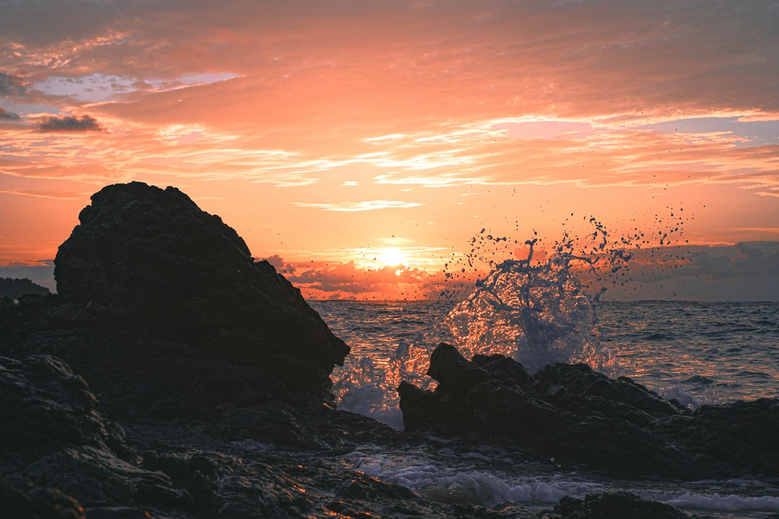 Olas rompiendo contra las rocas al atardecer