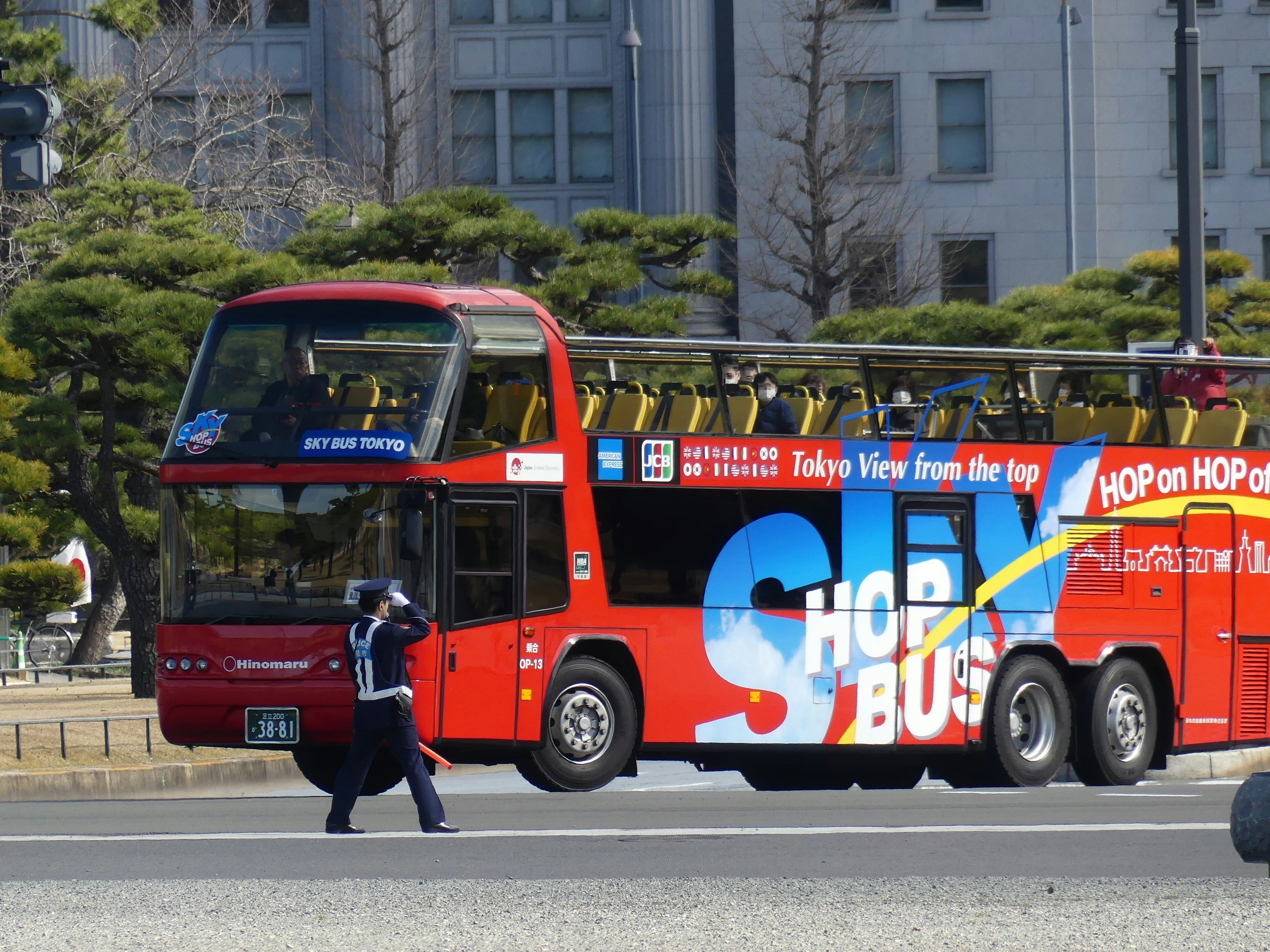 赤い観光バスが走る街並み