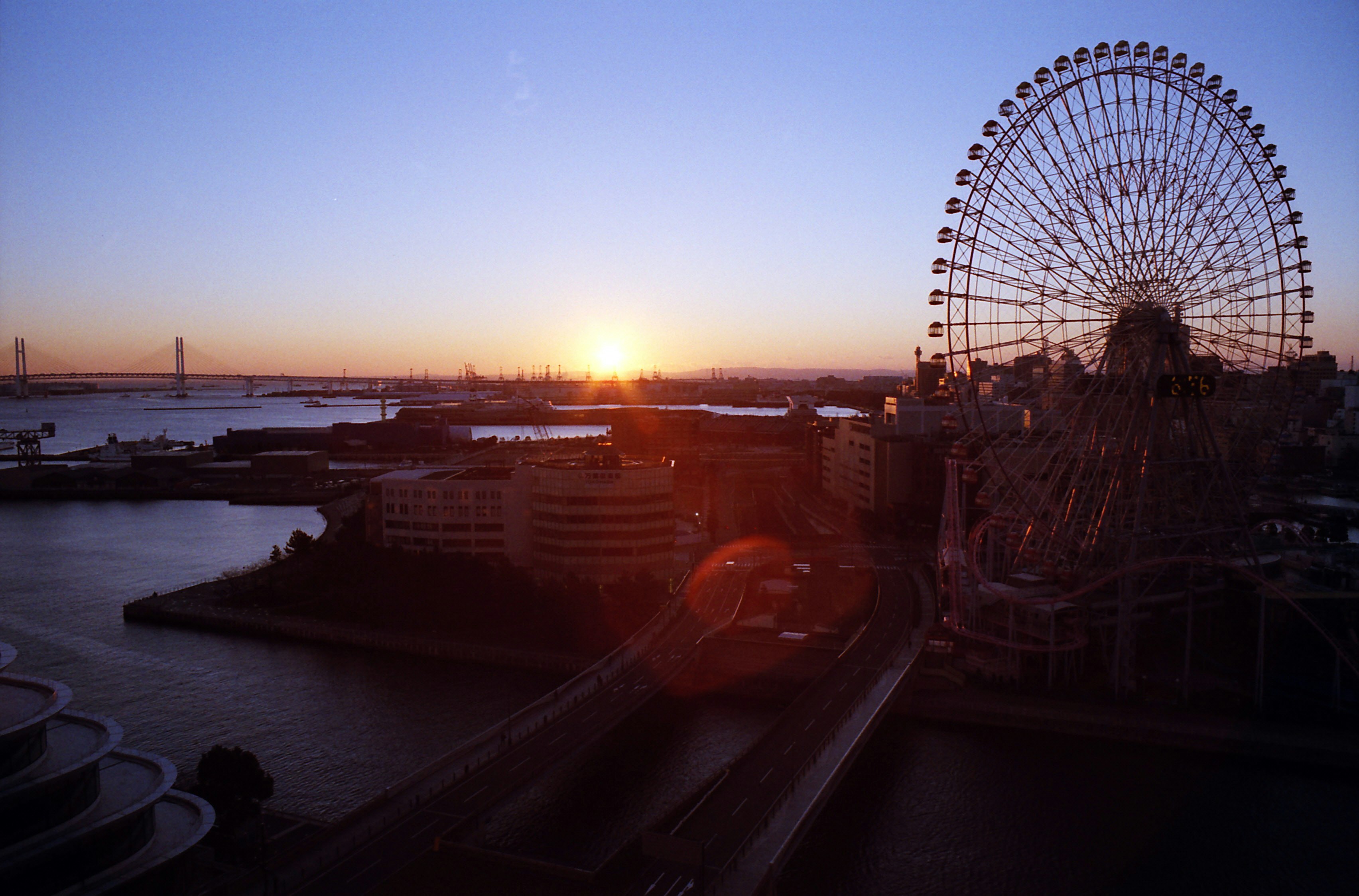 横浜の海沿いと観覧車の夕景