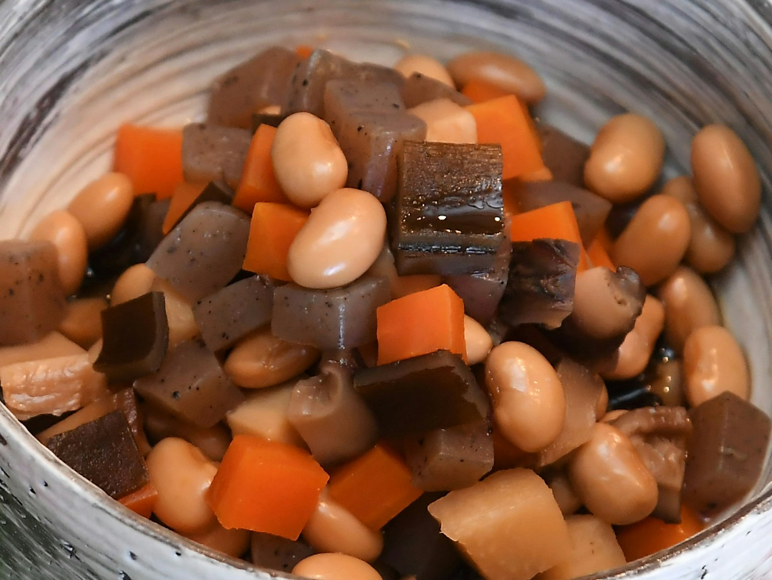 Bunter Schüssel mit Gemüse- und Bohnensalat