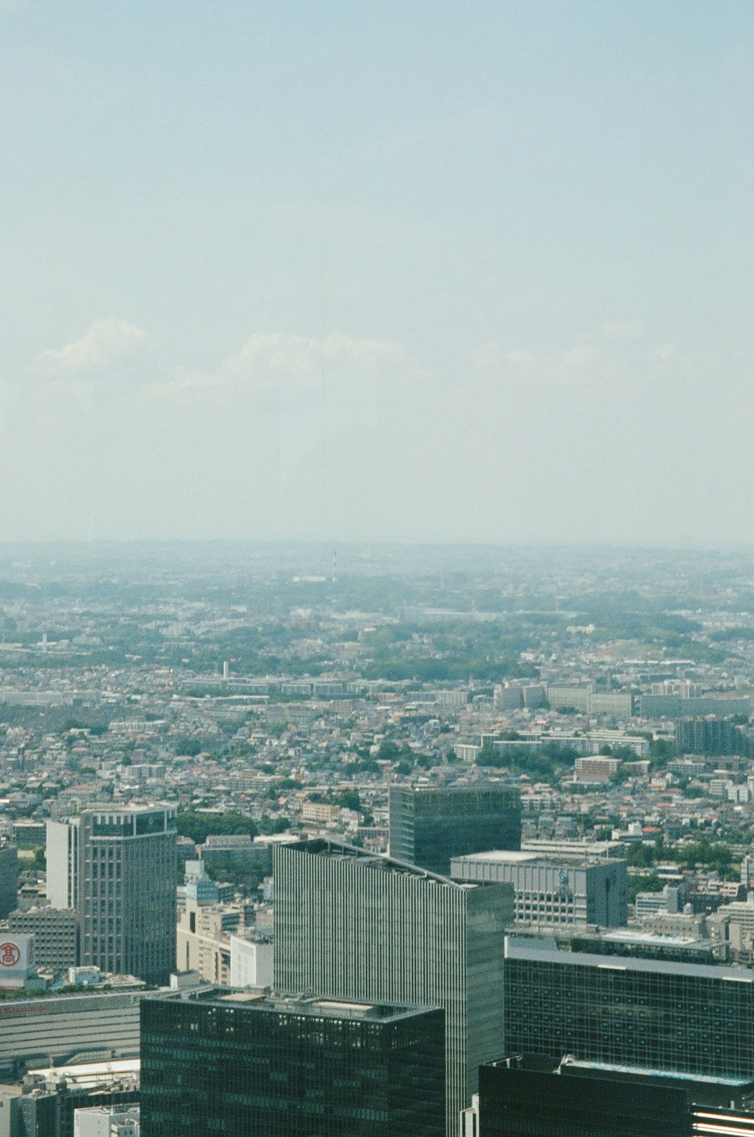 Vue de la ville depuis un immeuble de grande hauteur montrant l'agencement urbain
