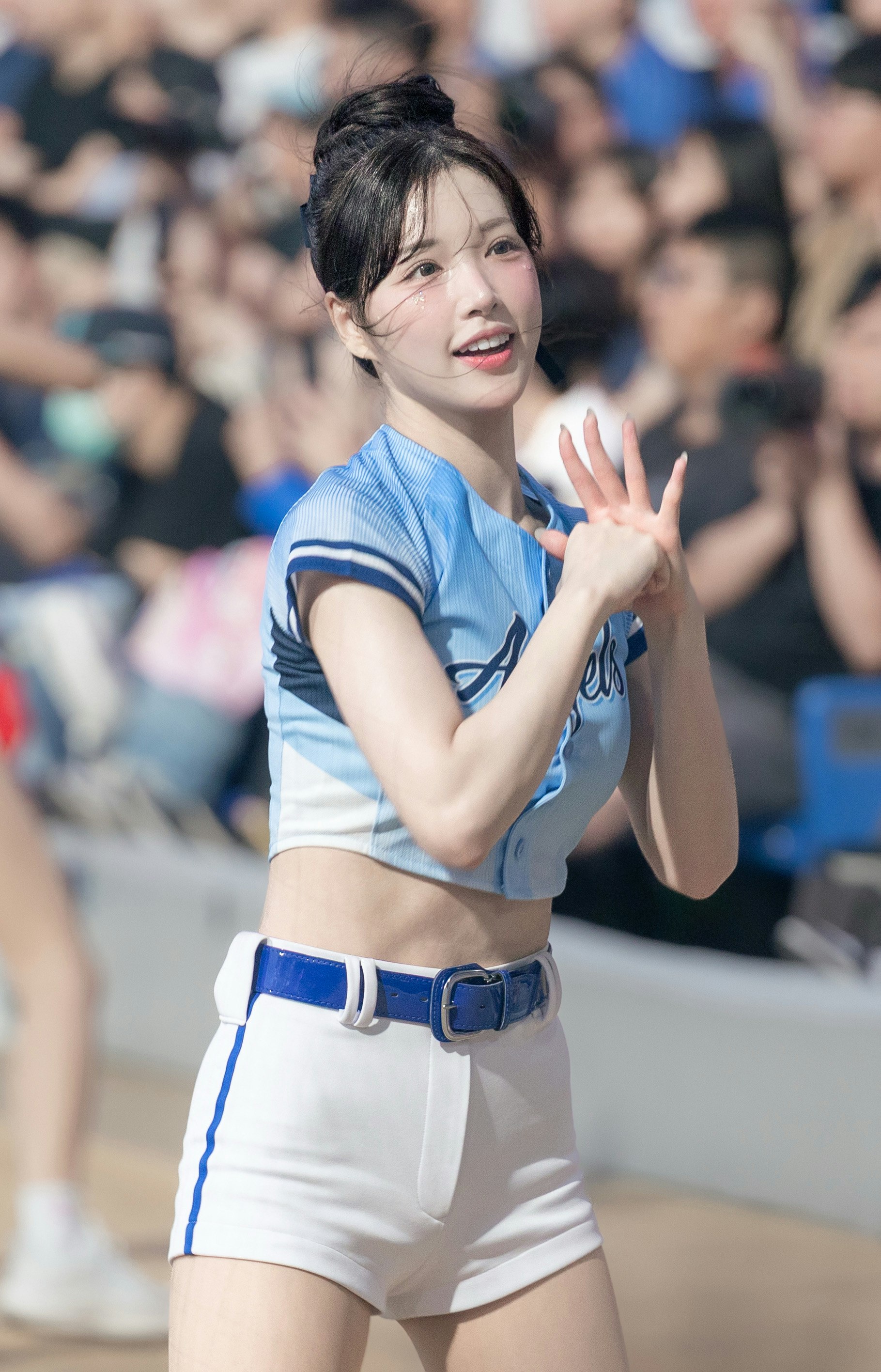 スタジアムで手を振るスポーツ観戦の女性