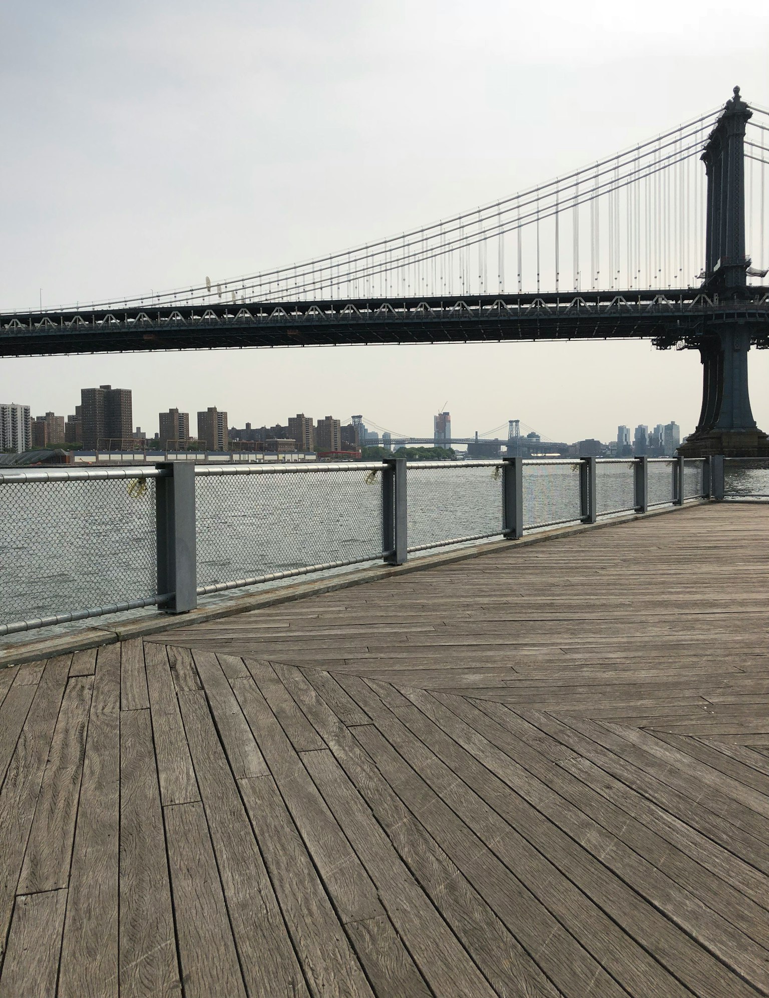 Blick auf die Manhattan Bridge von einem Uferdeck
