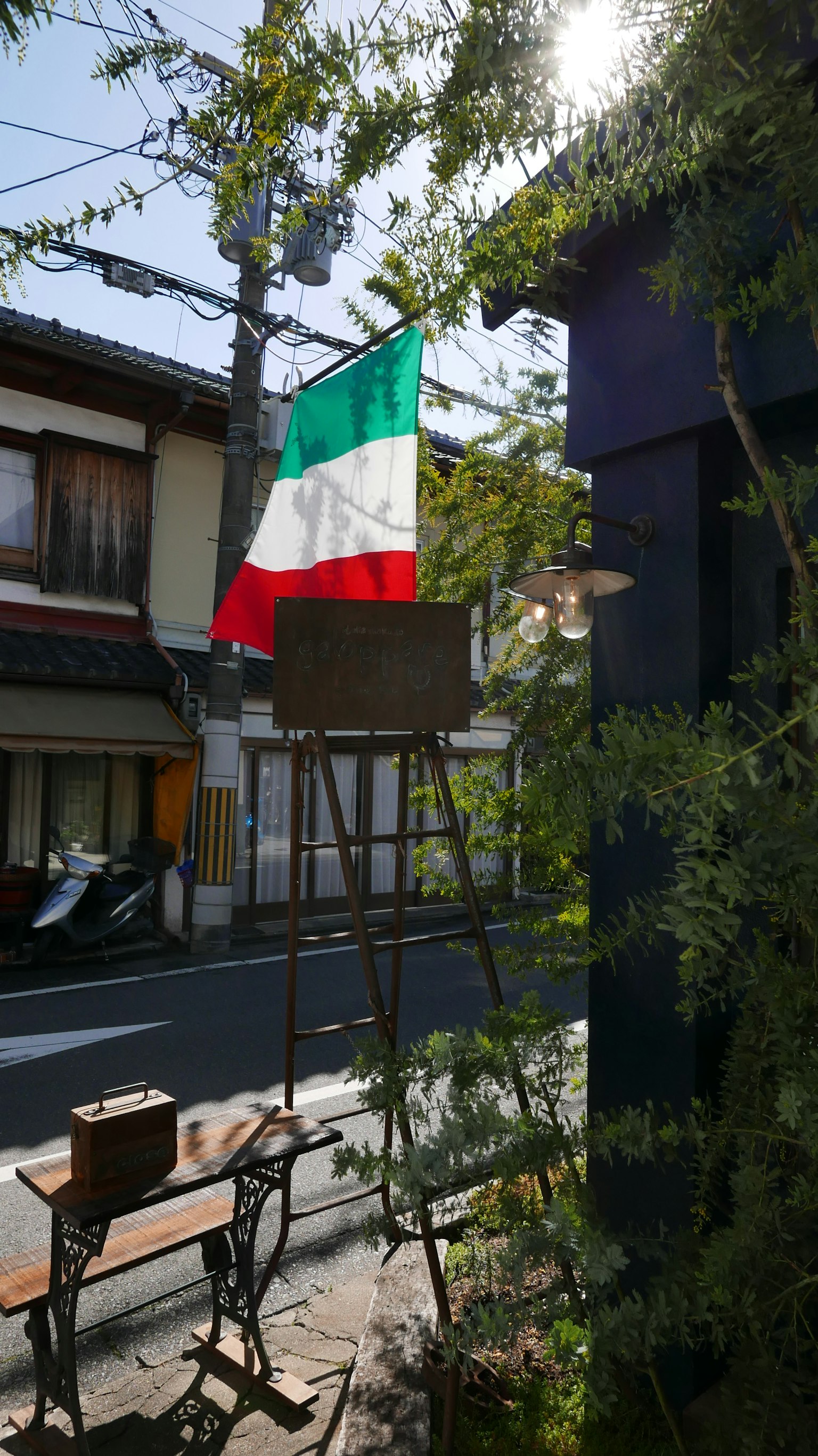 Italienische Flagge vor einem Café mit umliegender Straßenansicht