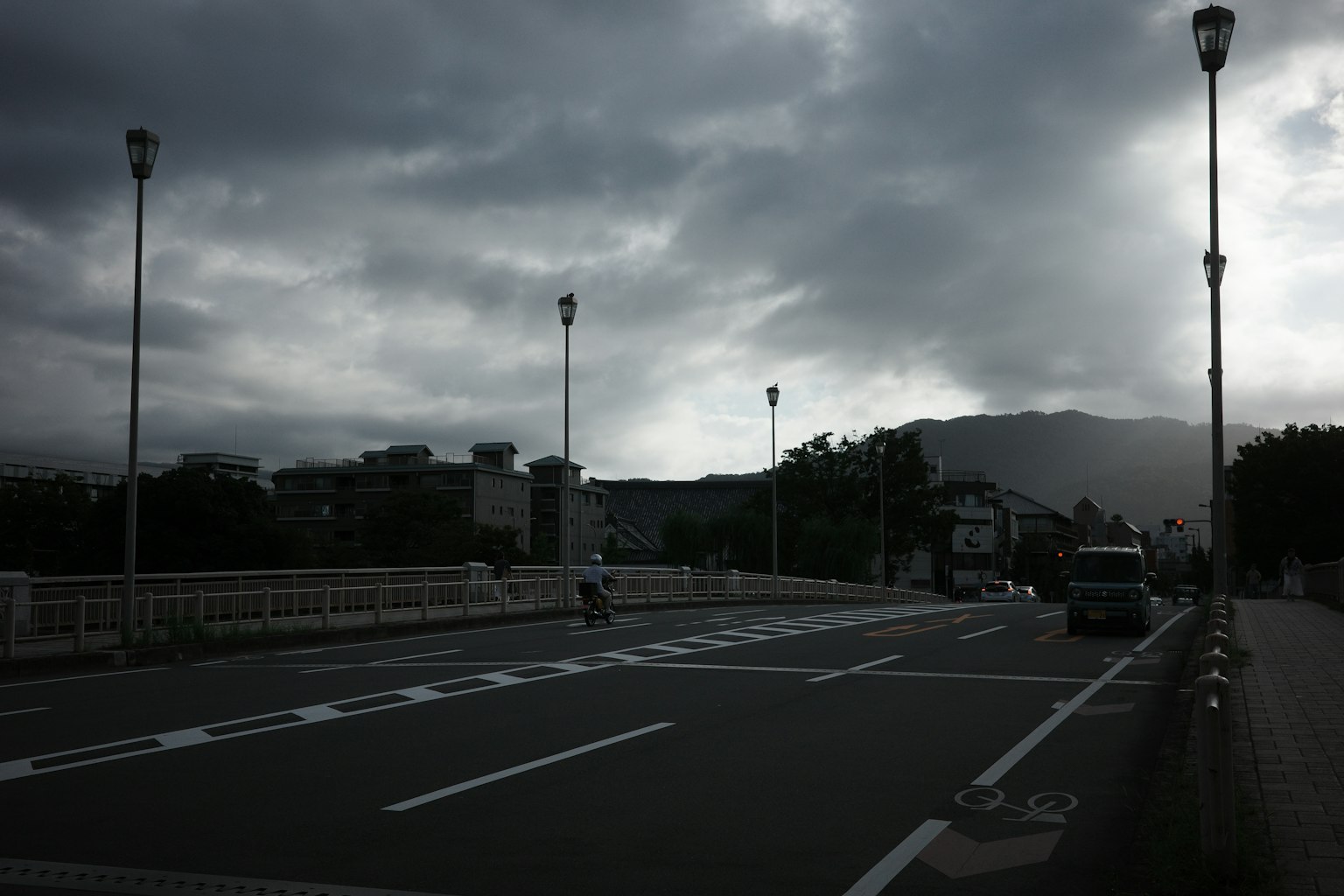 Vista de un puente y una carretera bajo un cielo nublado