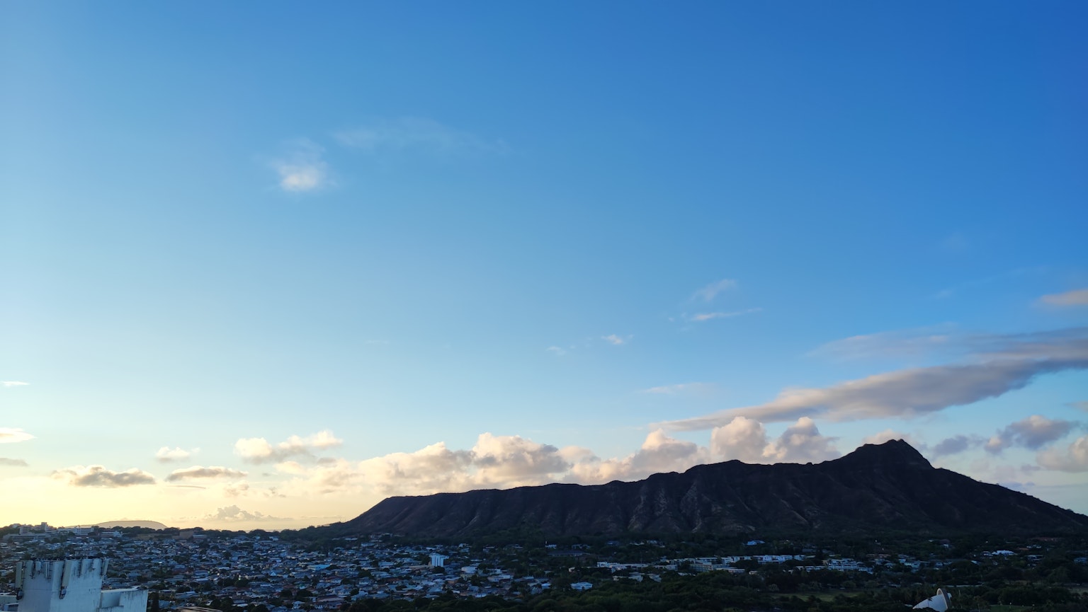 Paesaggio con la montagna Diamond Head e cielo azzurro