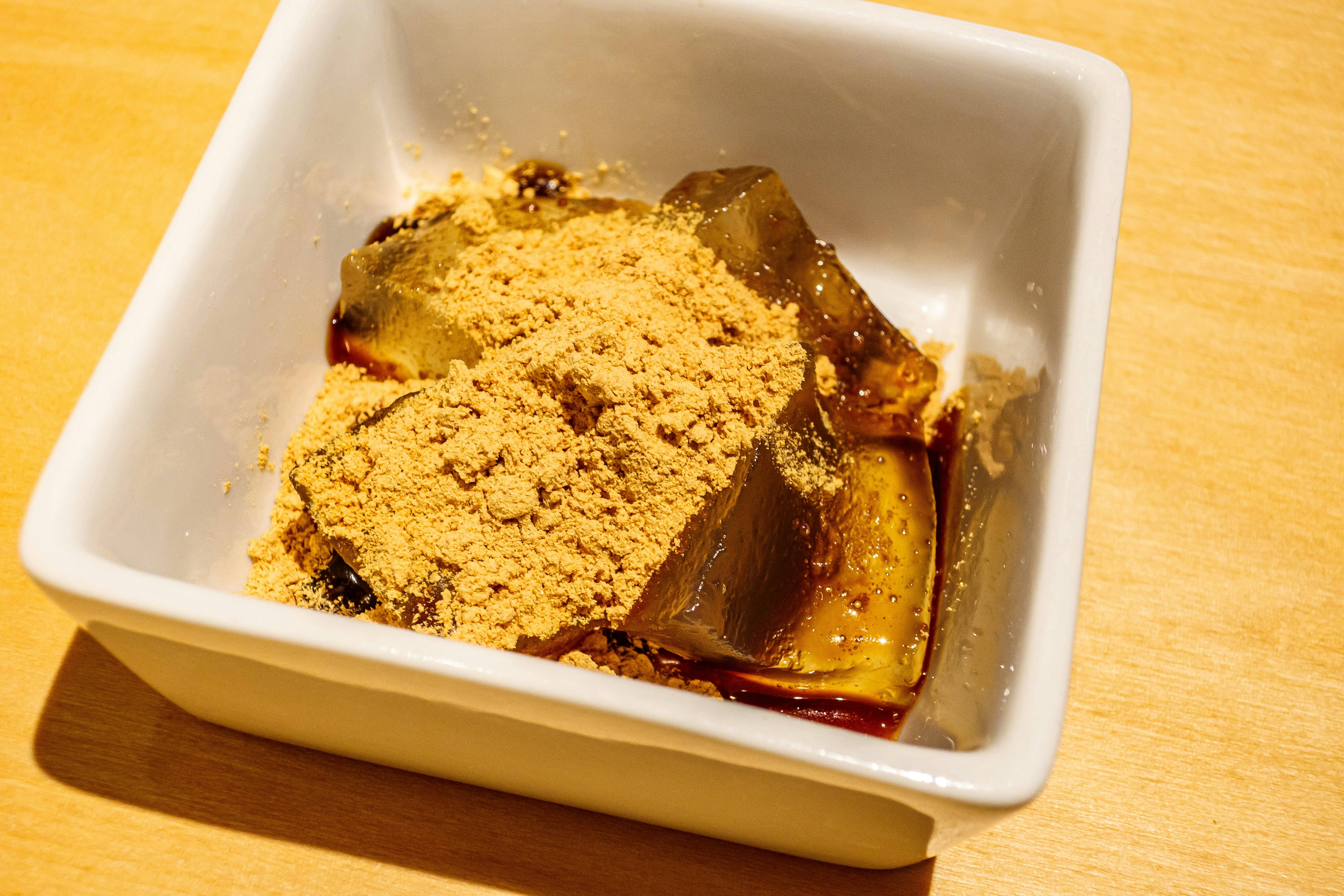 器に盛られたきな粉がけの和菓子