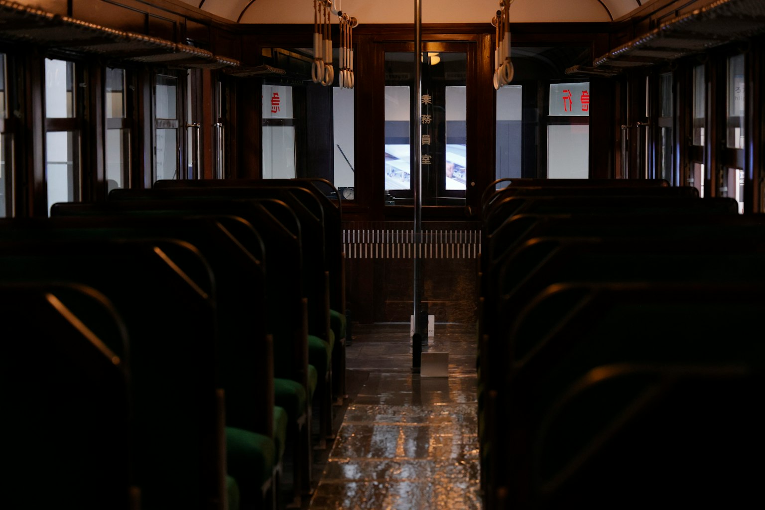 ภาพภายในของรถไฟที่ว่างเปล่าพร้อมแสงธรรมชาติจากหน้าต่าง