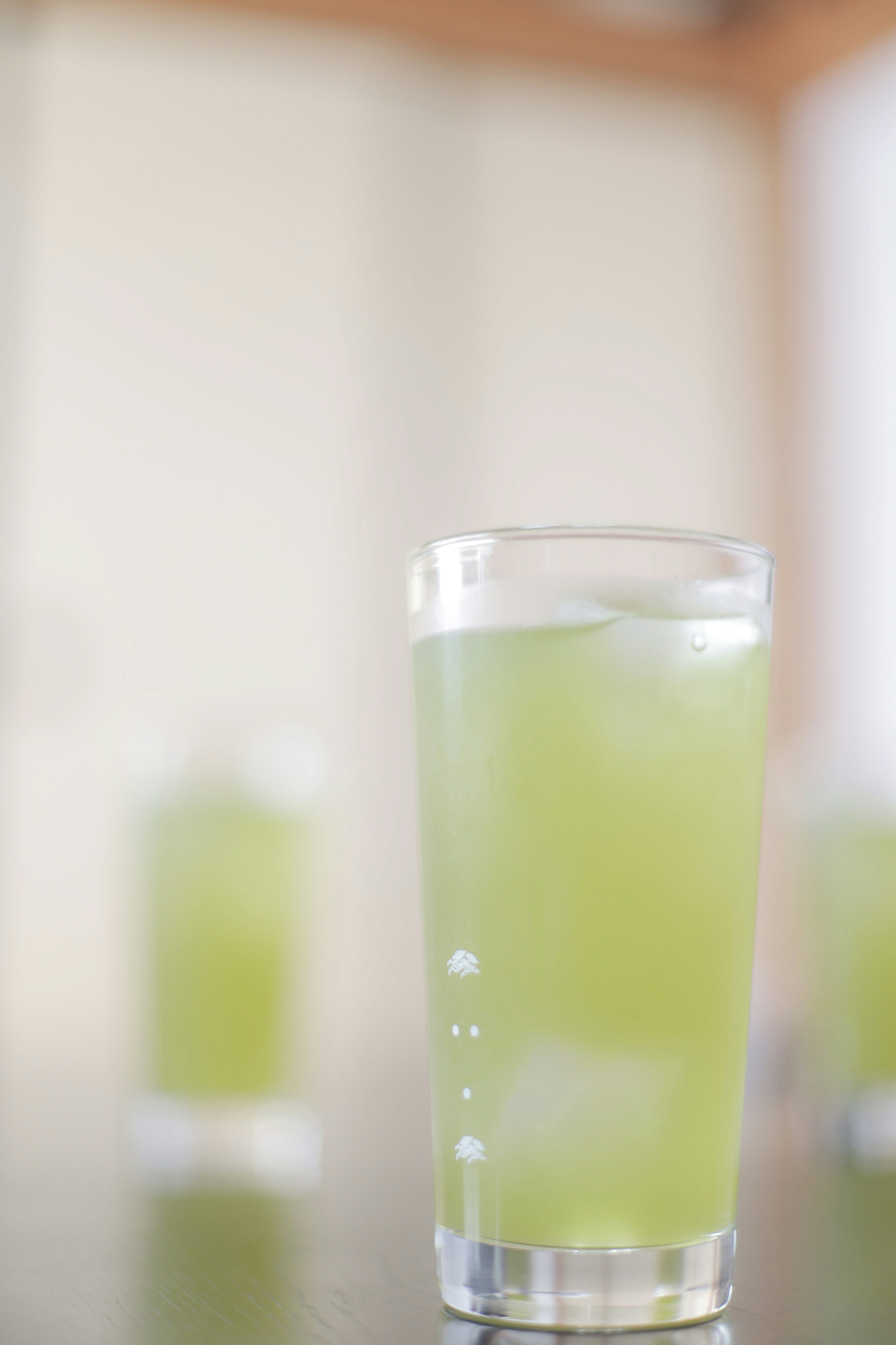 緑色の飲み物が入ったグラスのクローズアップ