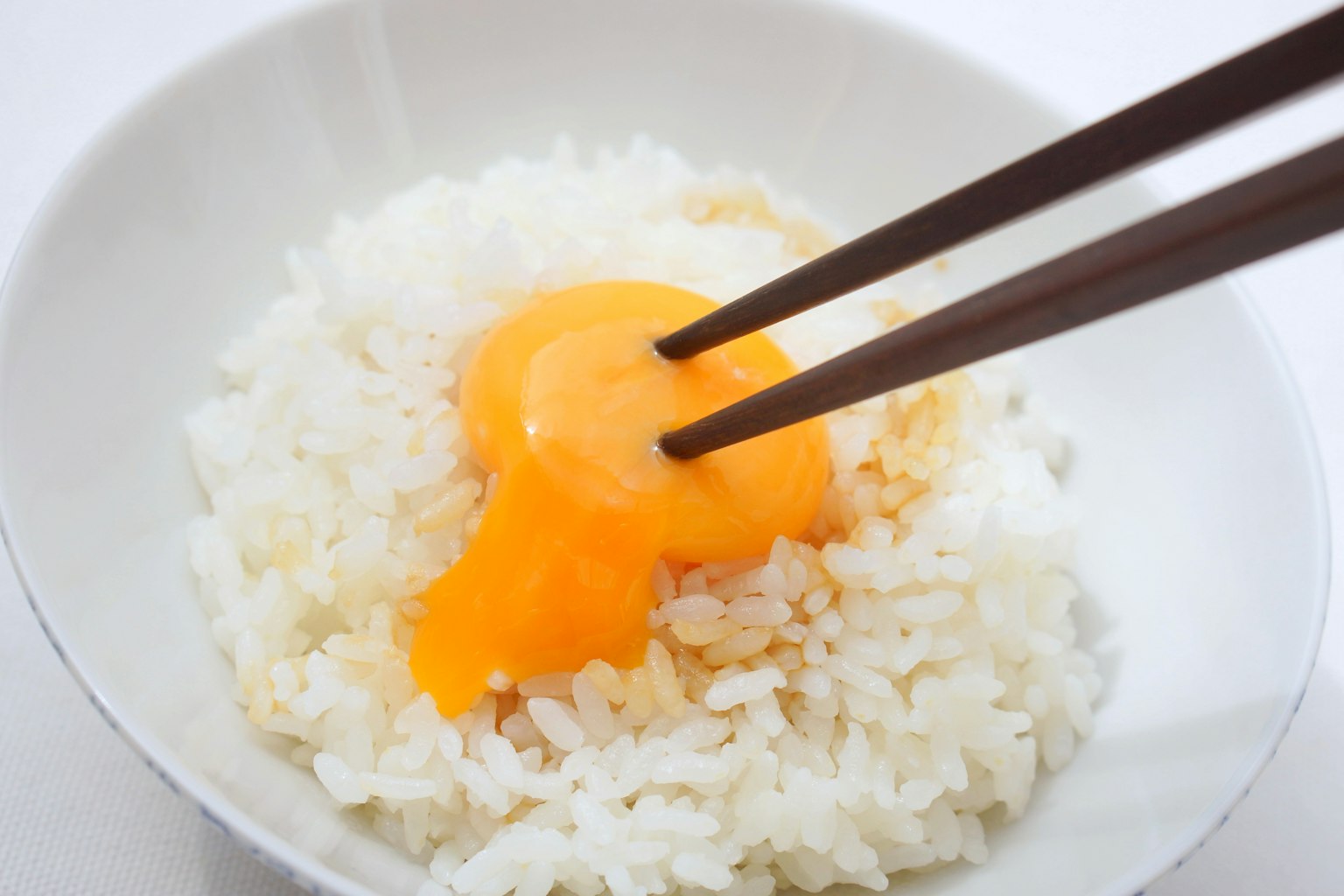 Un bol de riz surmonté d'un jaune d'œuf cru