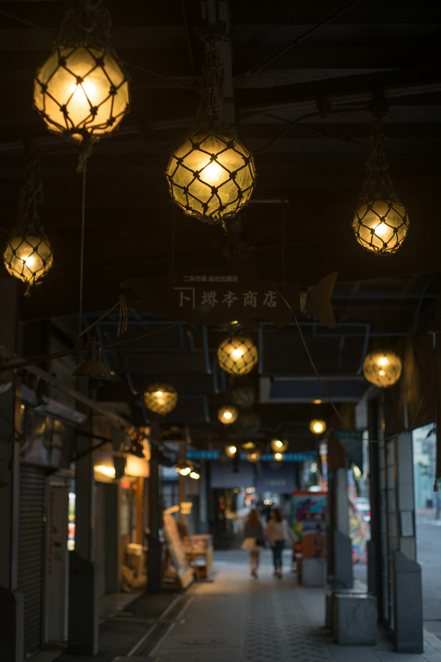 街道景觀，溫暖的燈籠懸掛在上方