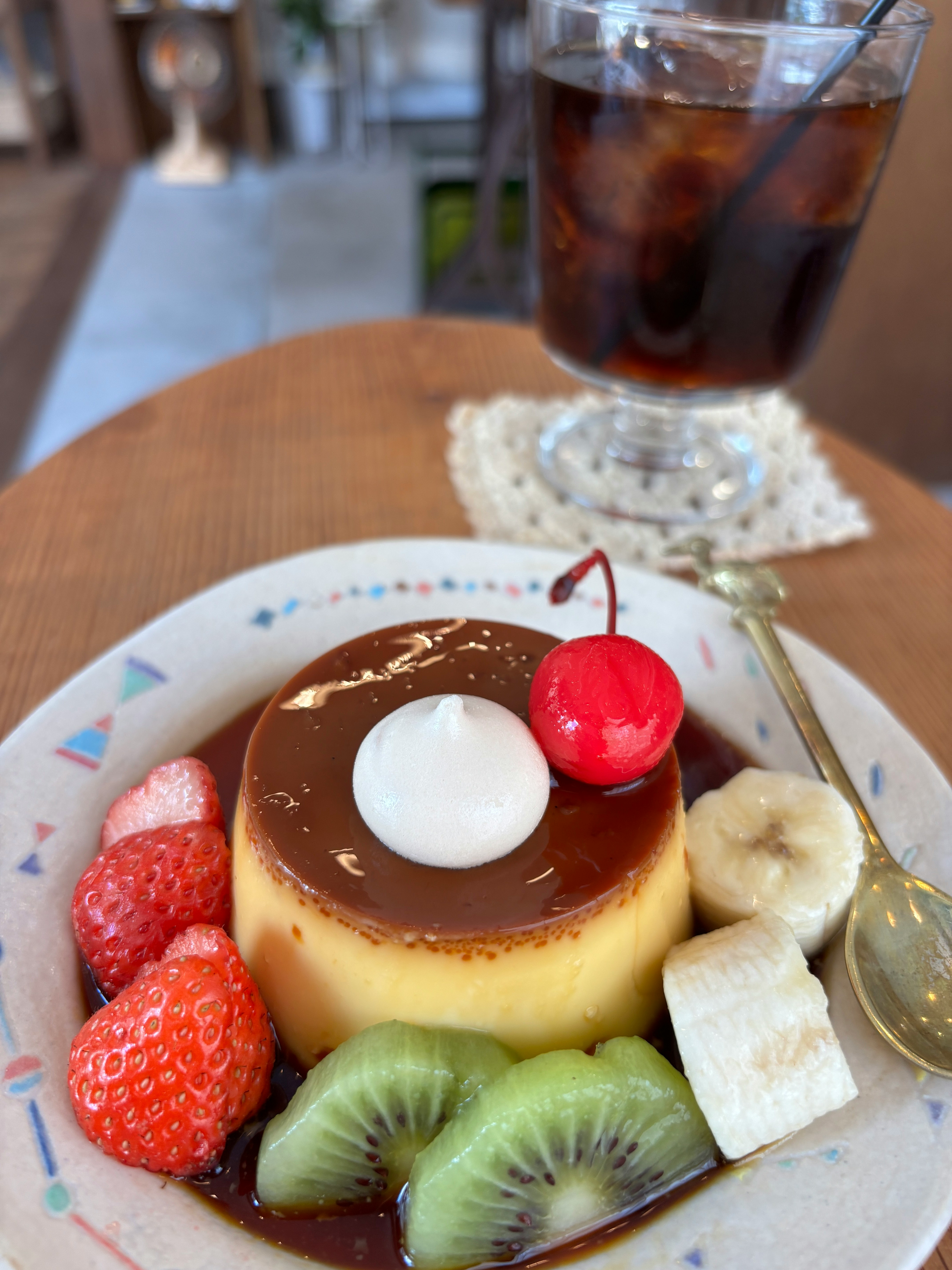 piring dessert dengan buah dan puding di atas meja kayu