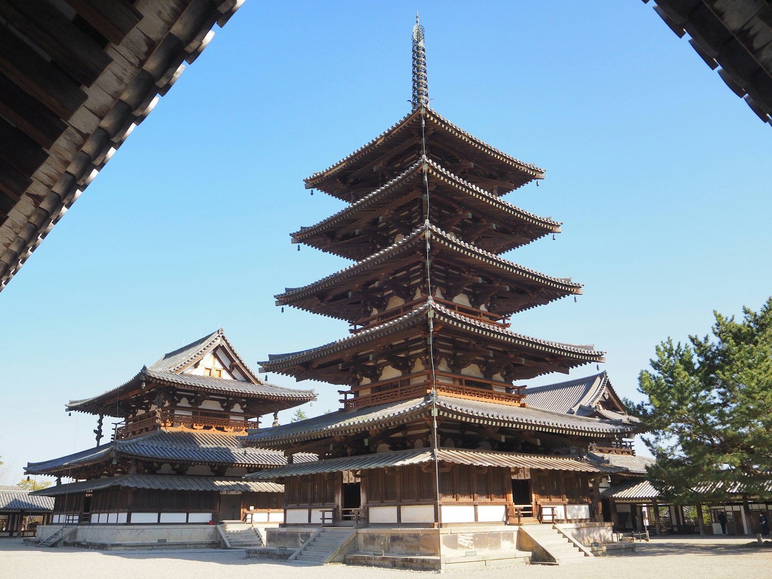 Schöne Aussicht auf eine Pagode und Holzarchitektur
