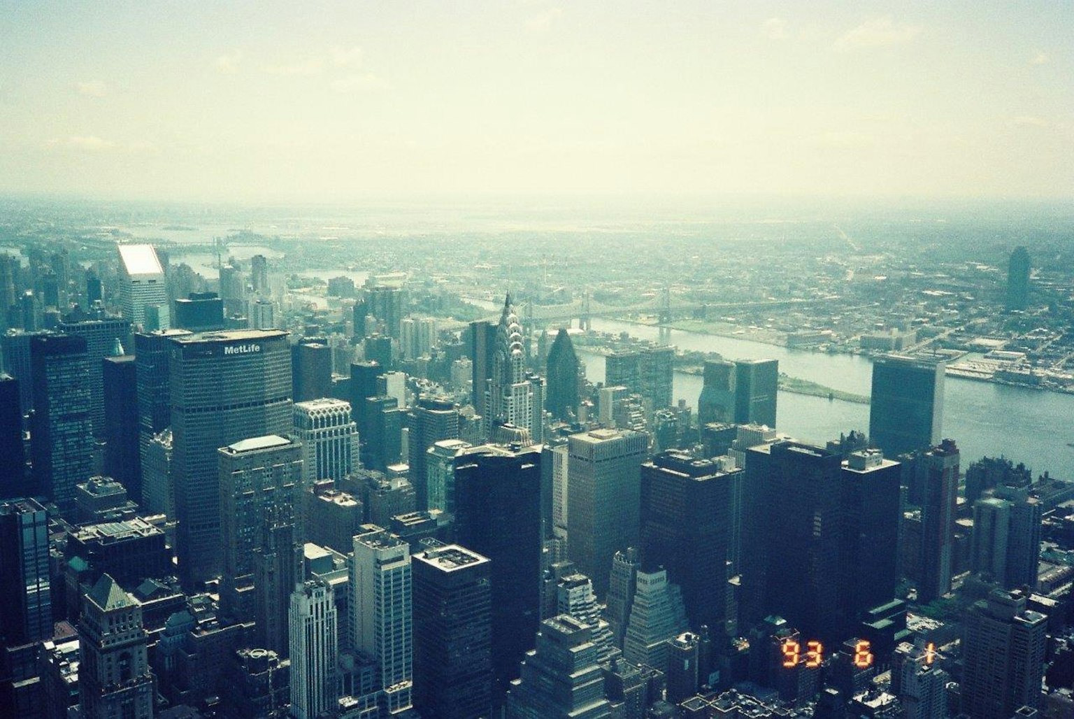 Blick auf die Skyline von New York mit Wolkenkratzern und nebligem Himmel über dem Fluss