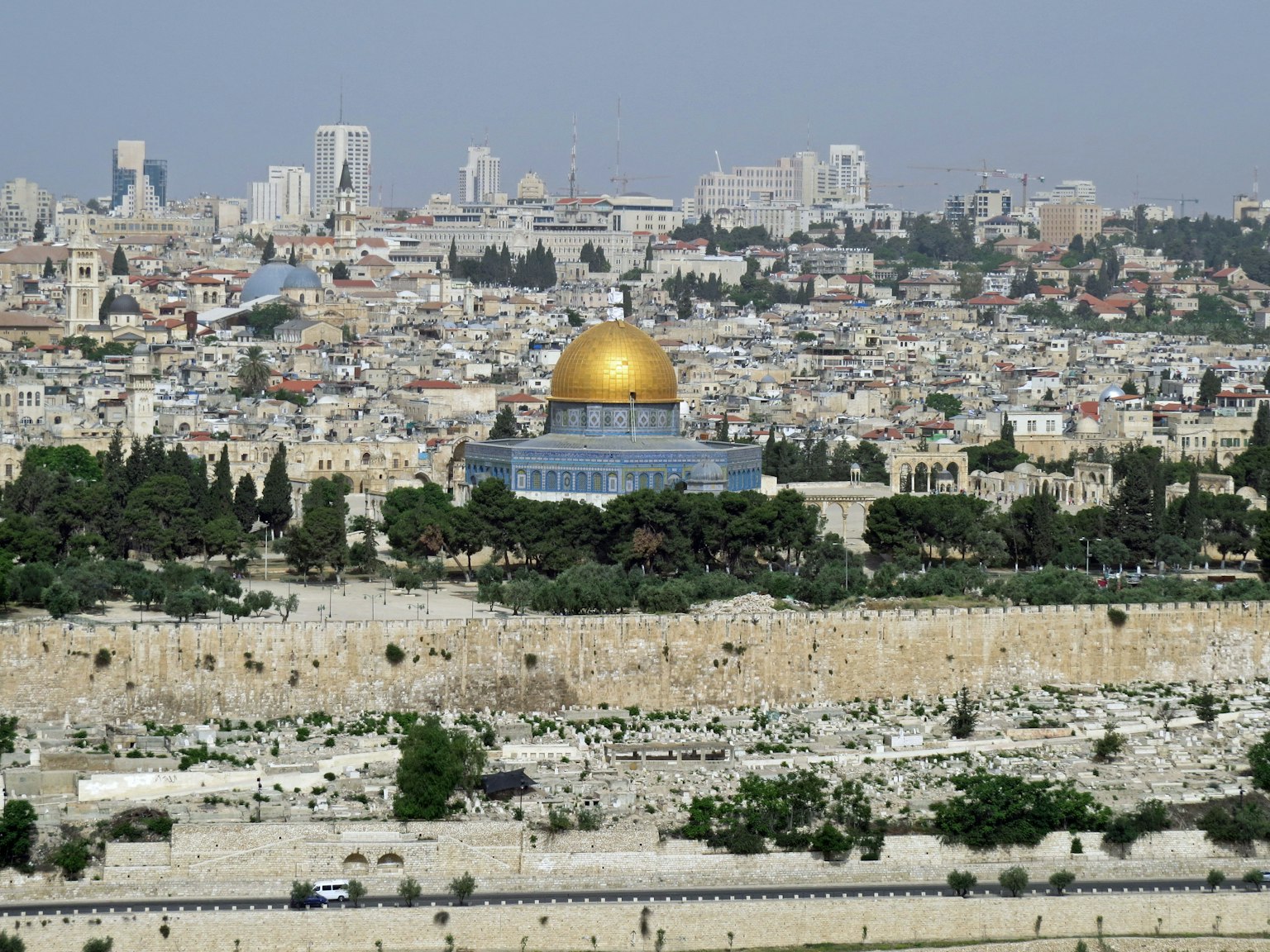 Dôme doré du Rocher à Jérusalem avec paysage urbain