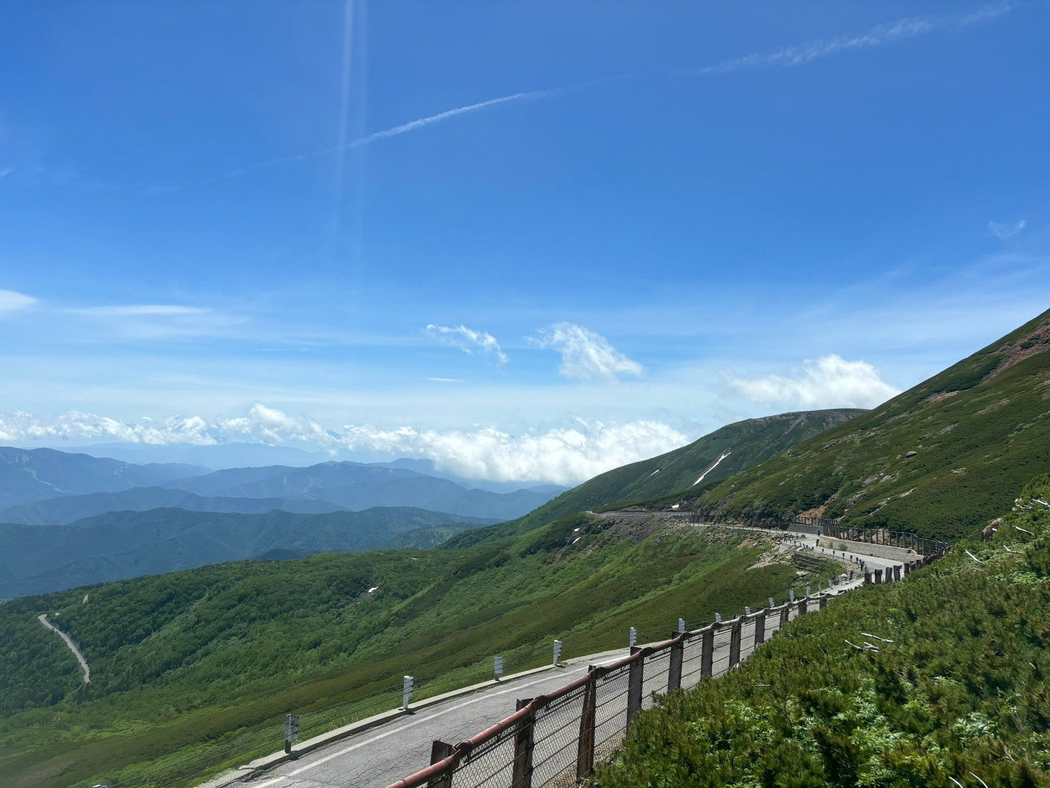 乗鞍スカイラインを見下ろす山並みと青空の景色