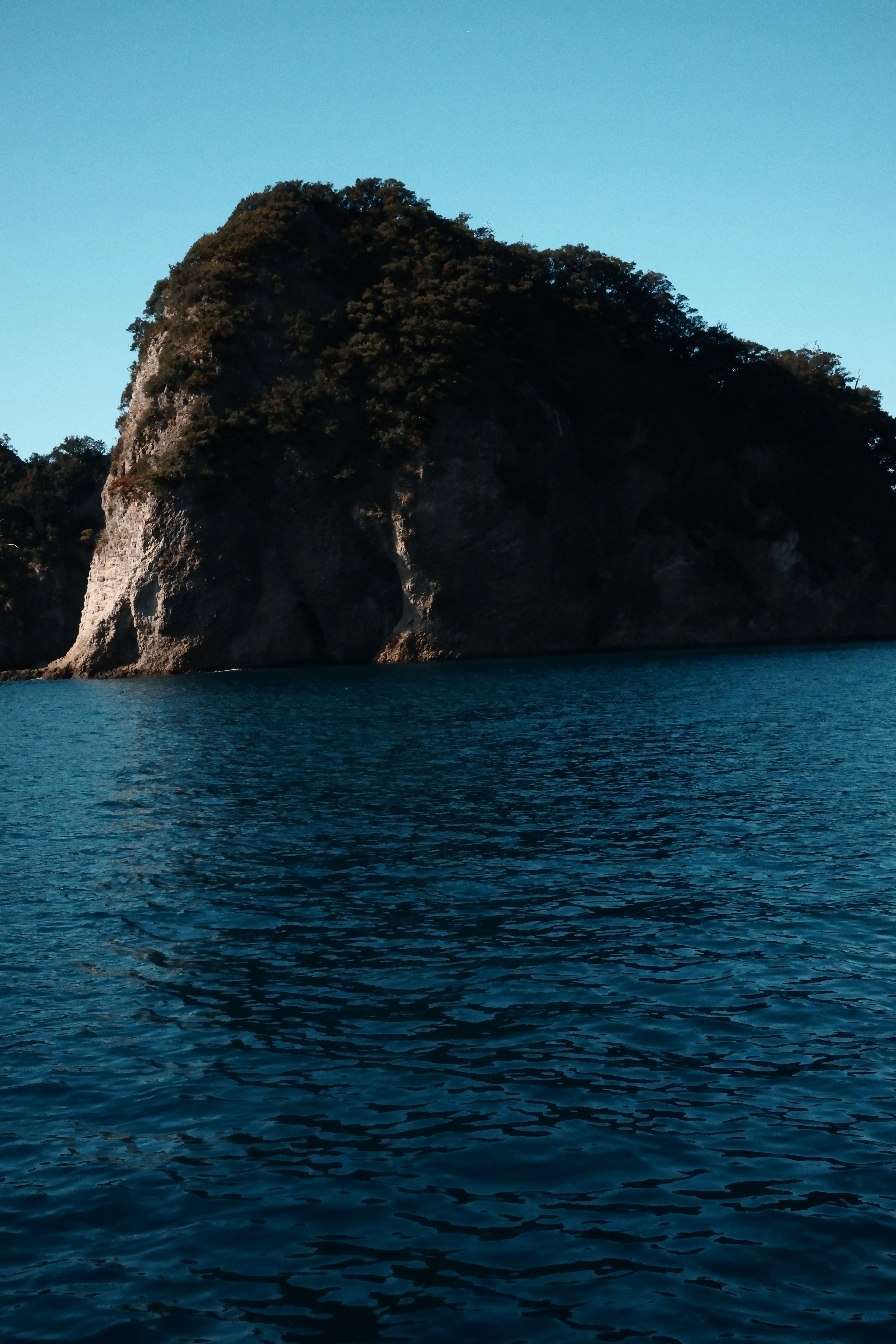 青い海と岩のある海岸の景色