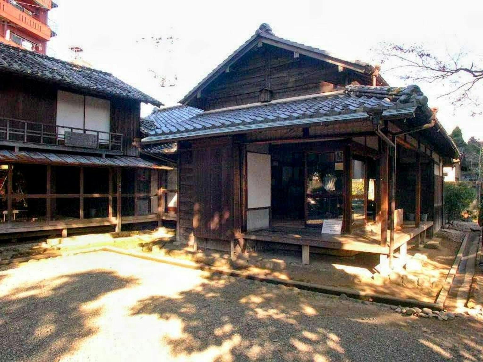 ทิวทัศน์ภายนอกของบ้านไม้ญี่ปุ่นแบบดั้งเดิม
