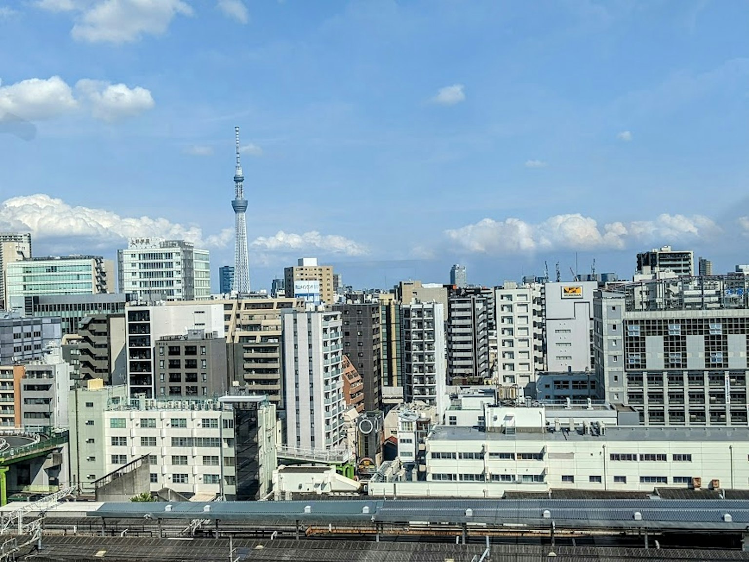 Paysage urbain de Tokyo avec des gratte-ciel et un ciel bleu clair