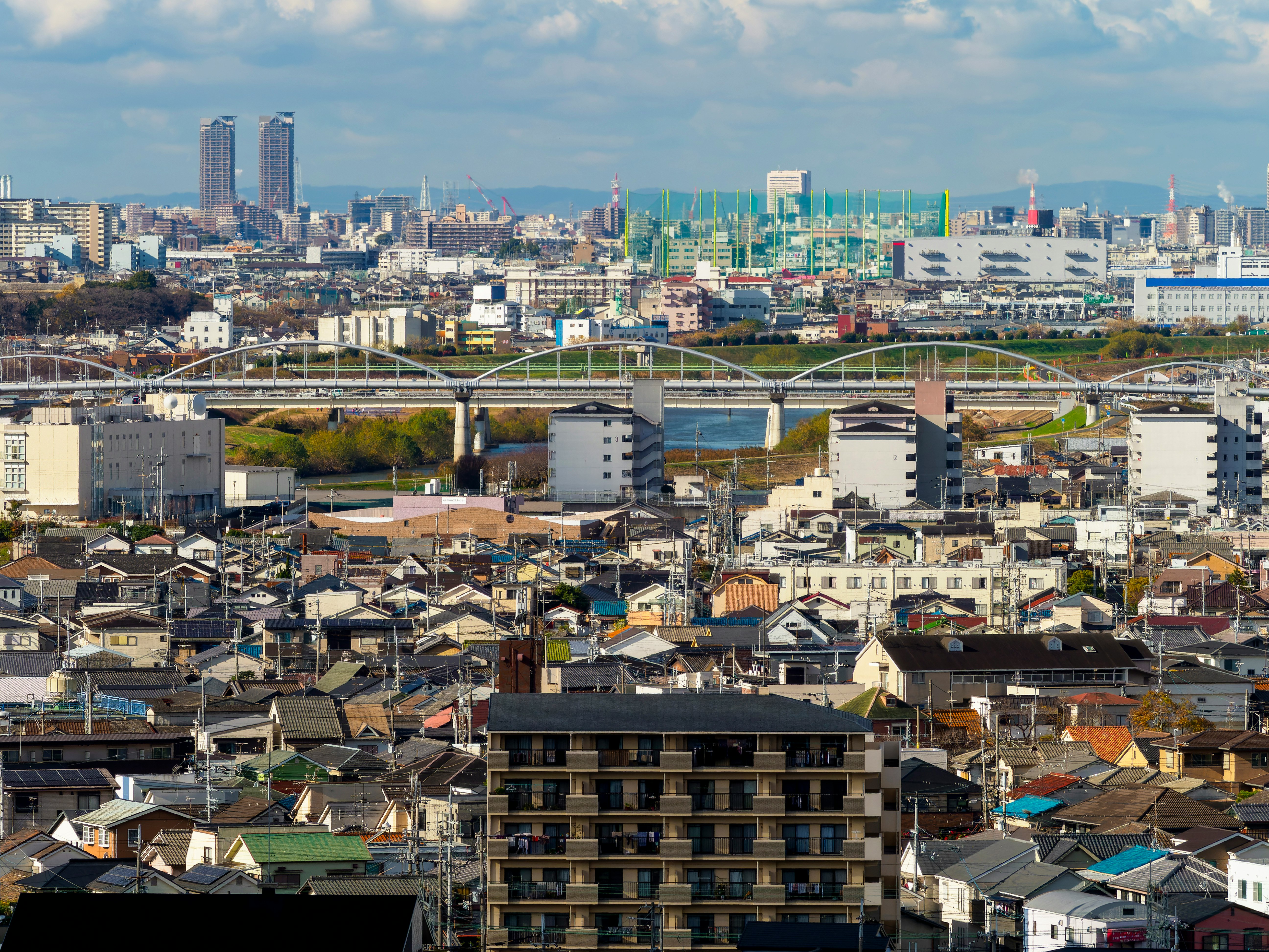 从高处俯瞰大阪城市景观