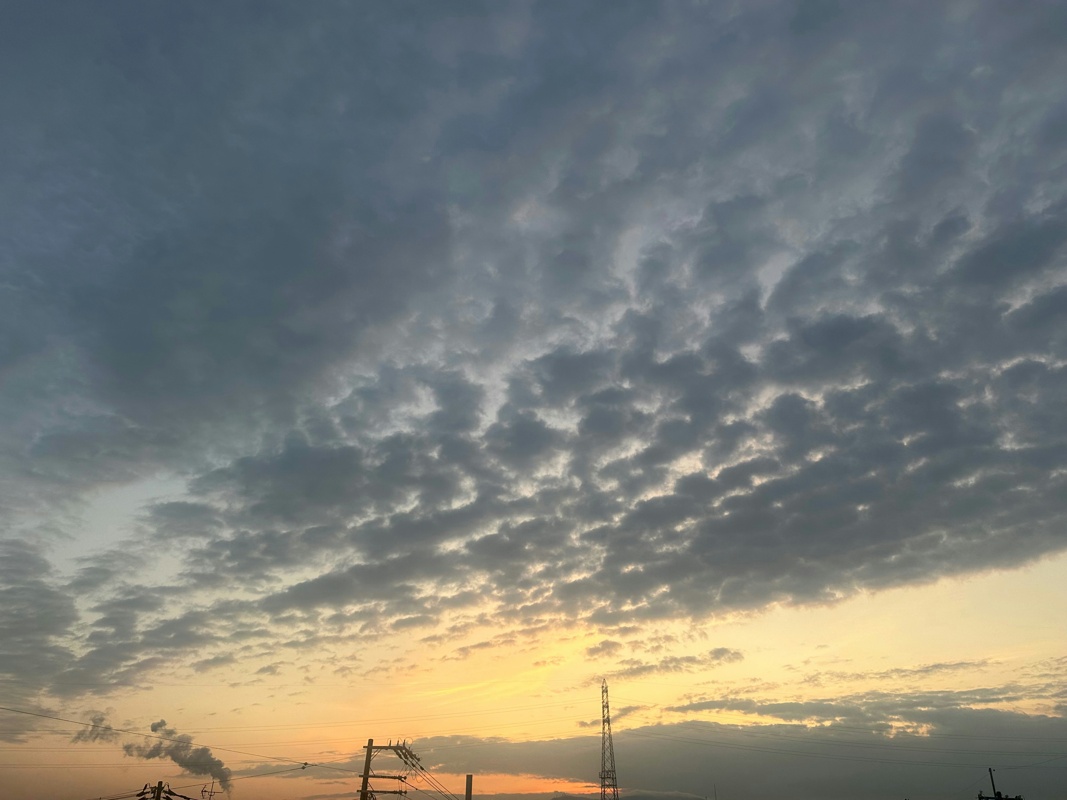 早朝の雲と夕焼けの空